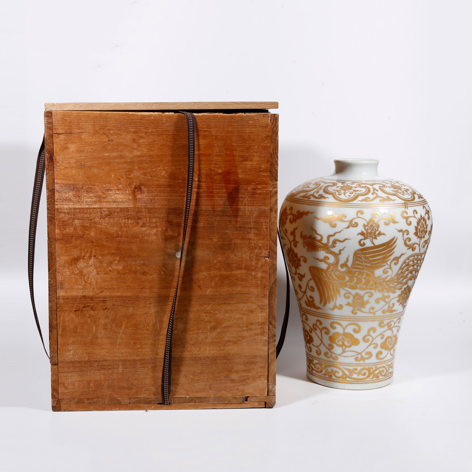 A WHITE GLAZE GOLD-TRACED PHOENIX PLUM VASE: White Glaze Gold-traced Phoenix Plum Vase