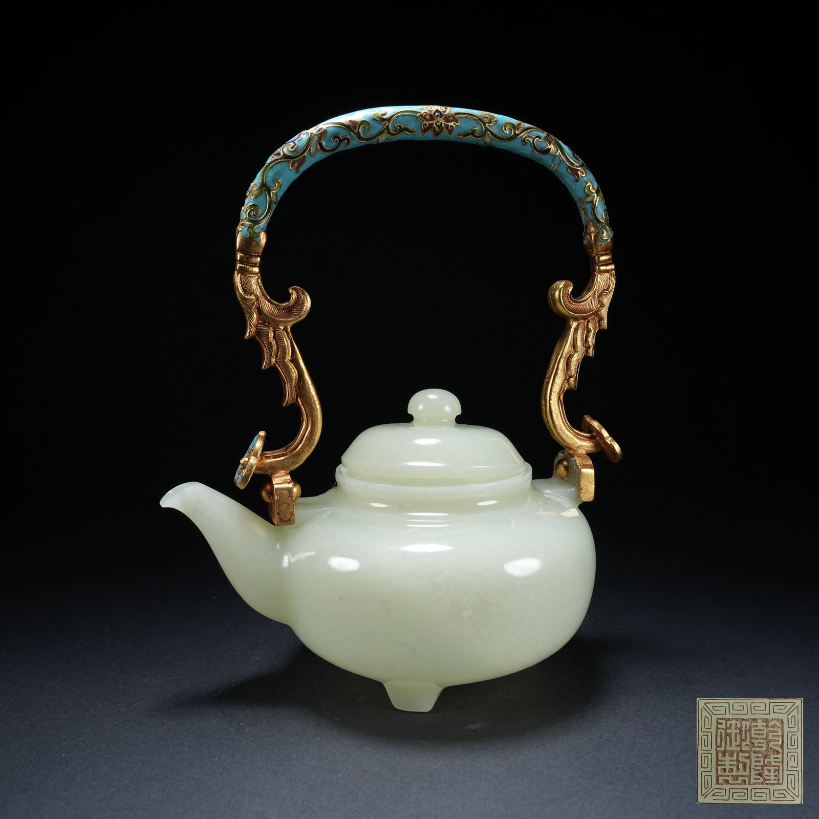 A BRONZE BODY CLOISONNÉ EWER WITH INTERLOCKING FLOWER PATTERN AND JADE FITTINGS: Bronze Body Cloisonné Ewer with Interlocking Flower Pattern and Jade Fittings