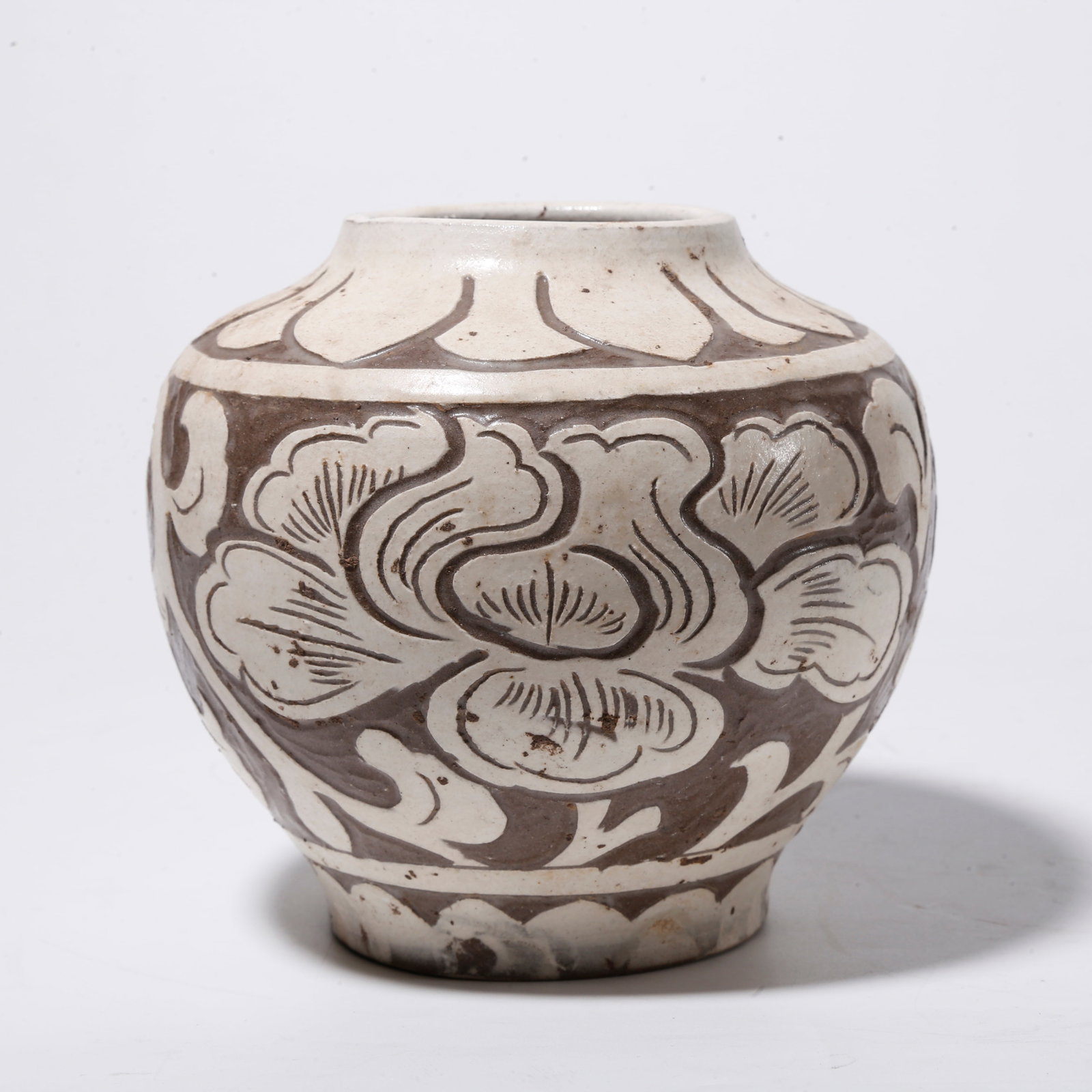 A CIZHOU KILN JAR WITH FLORAL PATTERNS (1 of 10)