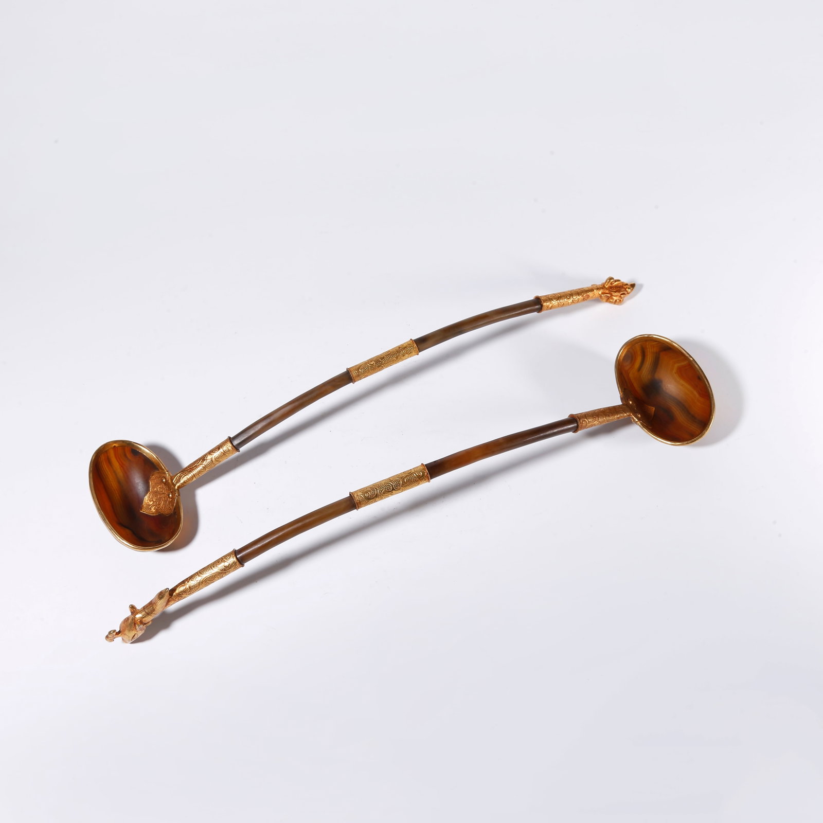 A GOLD CAPPED AGATE SPOON: Gold Capped Agate Spoon