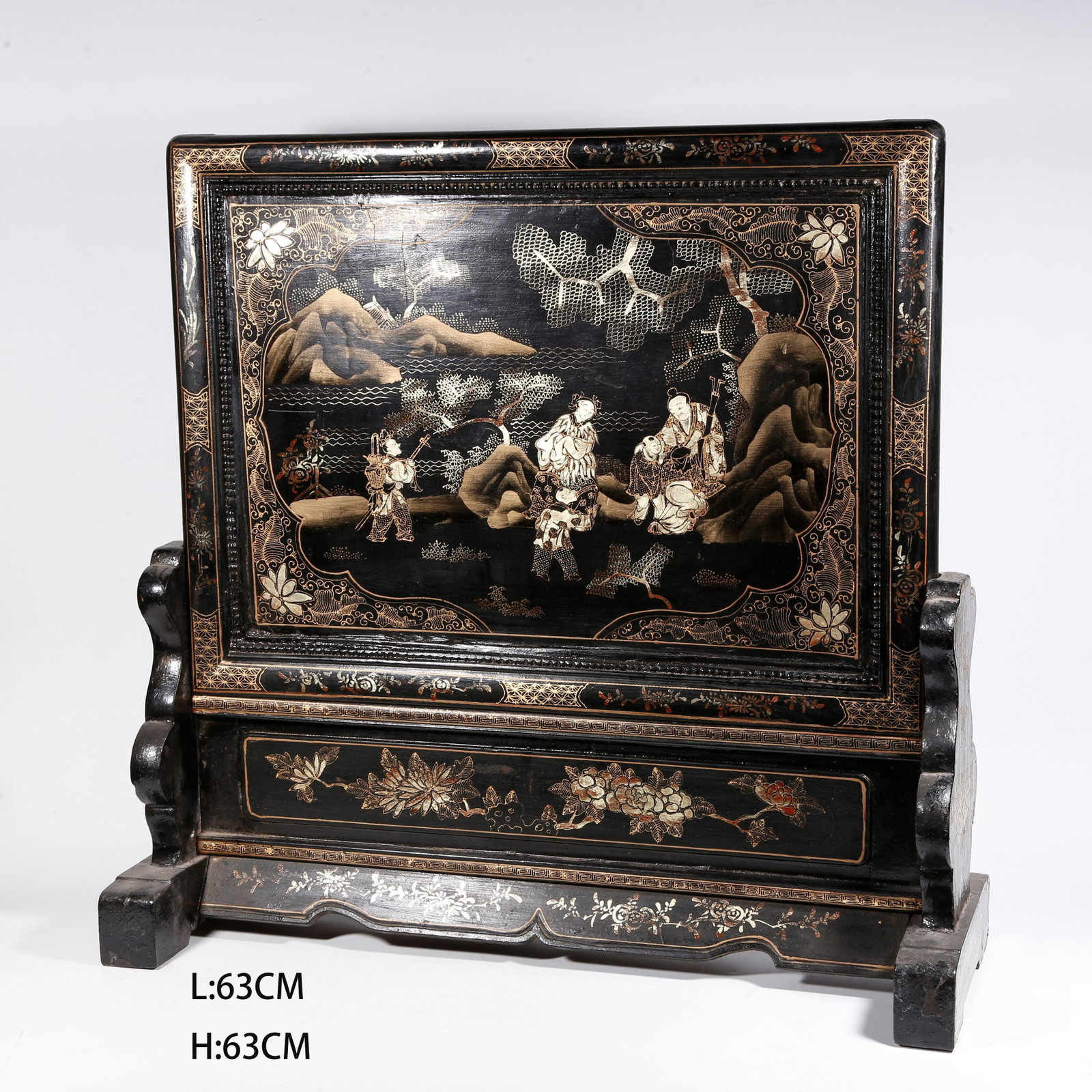 A GOLD-TRACED LACQUER TABLE SCREEN WITH FIGURE STORY PATTERN: Gold-traced Lacquer Table Screen with Figure Story Pattern