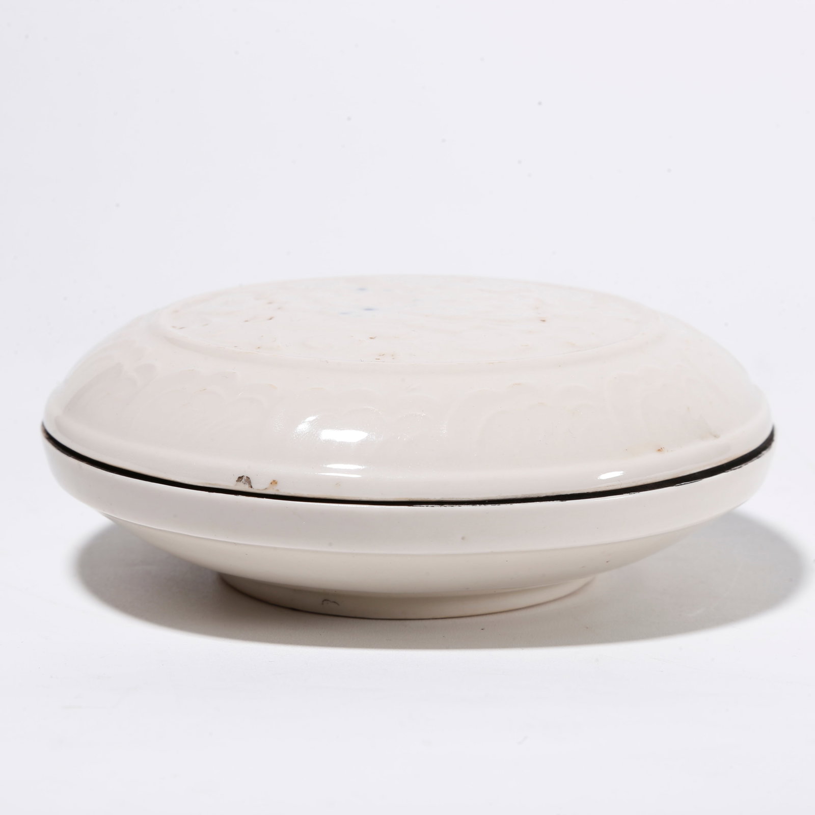 A DING KILN COVERED BOX WITH FLORAL PATTERNS: Ding Kiln Covered Box with Floral Patterns