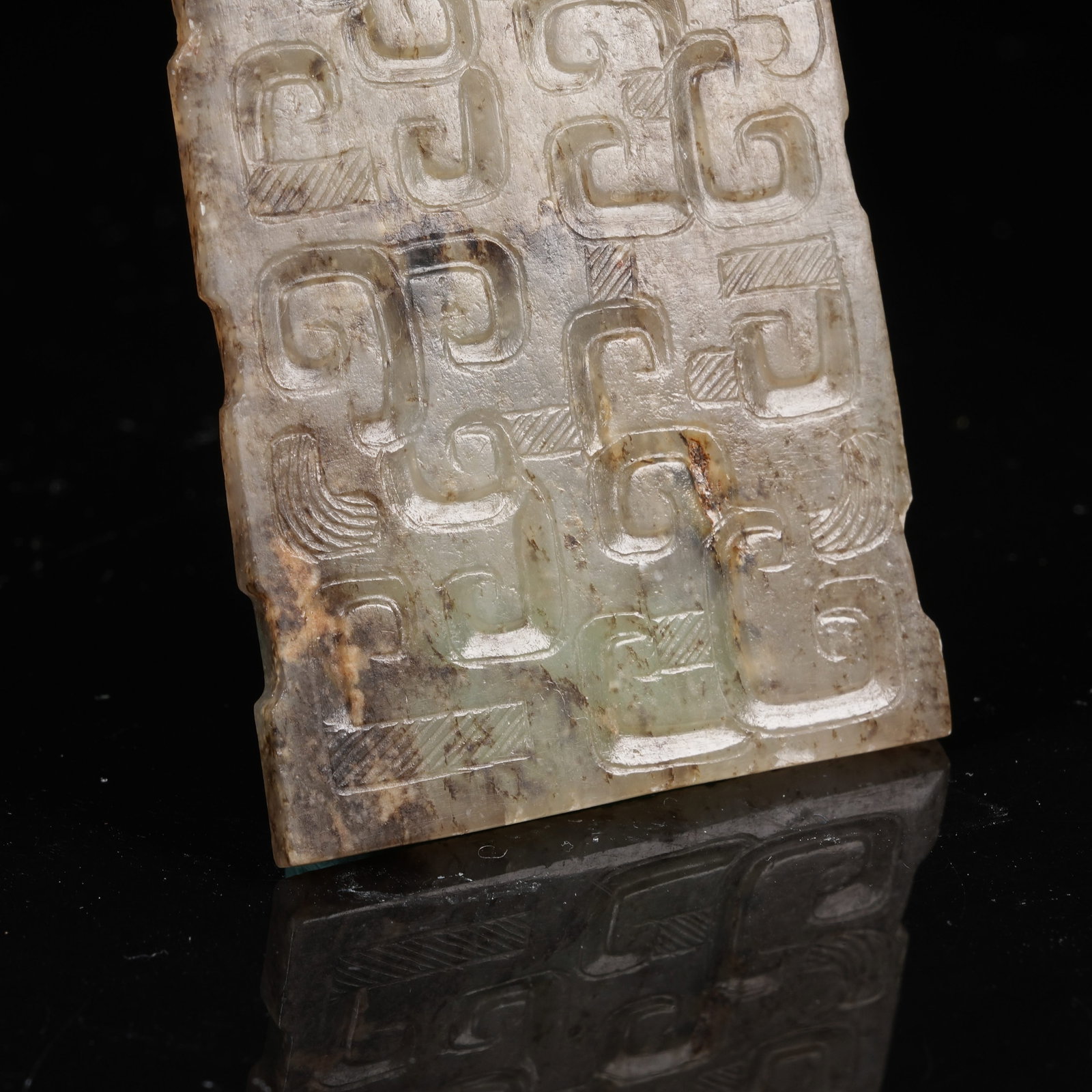 A ARCHAIC JADE PENDANT WITH INTERLOCKING CLOUD PATTERN - 3