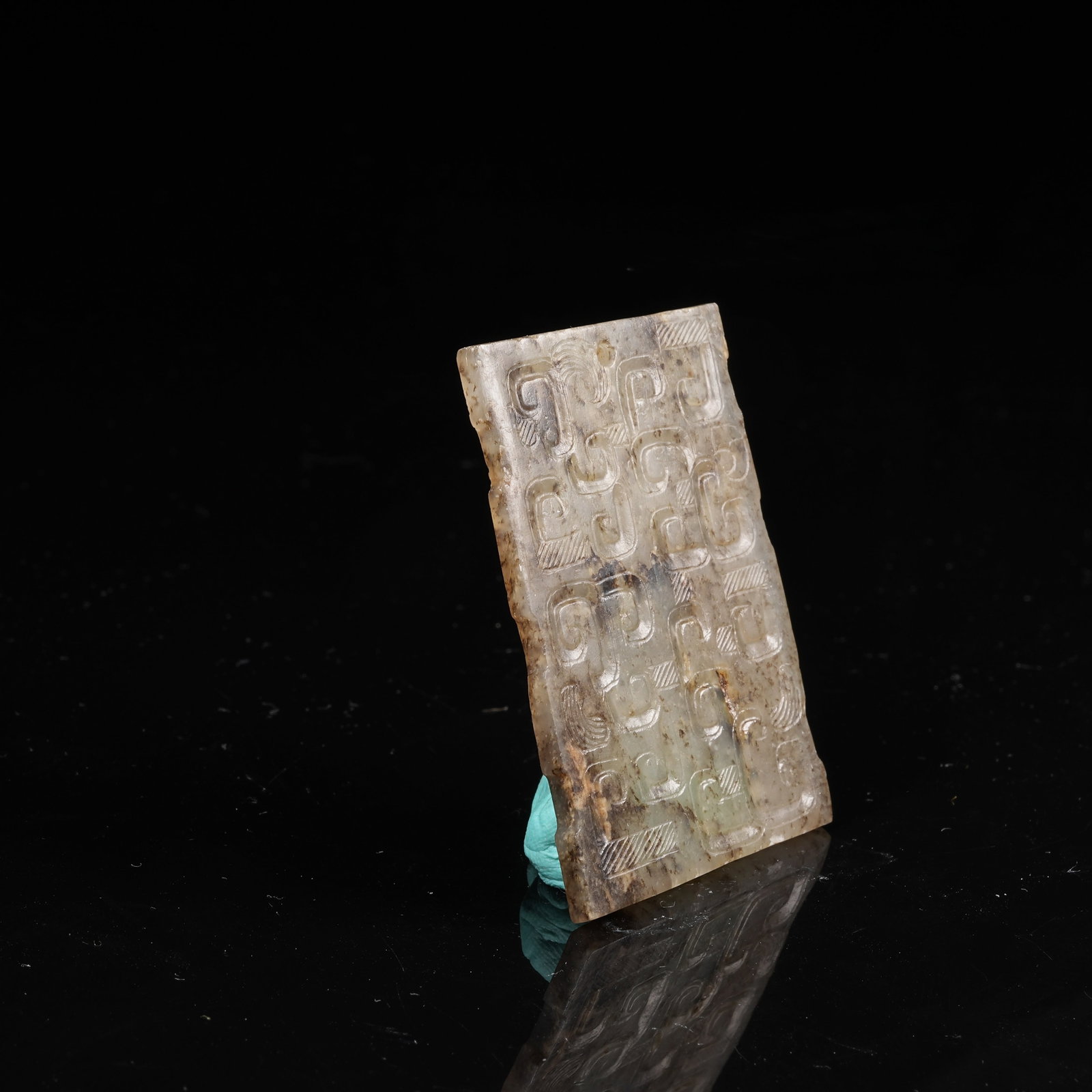 A ARCHAIC JADE PENDANT WITH INTERLOCKING CLOUD PATTERN - 4