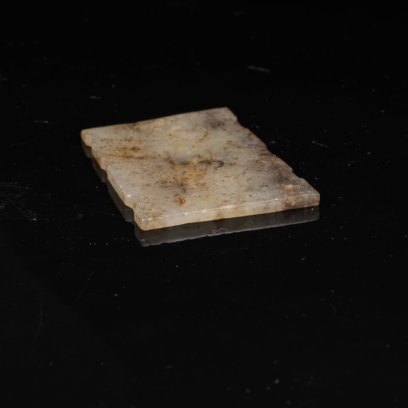 A ARCHAIC JADE PENDANT WITH INTERLOCKING CLOUD PATTERN - 7