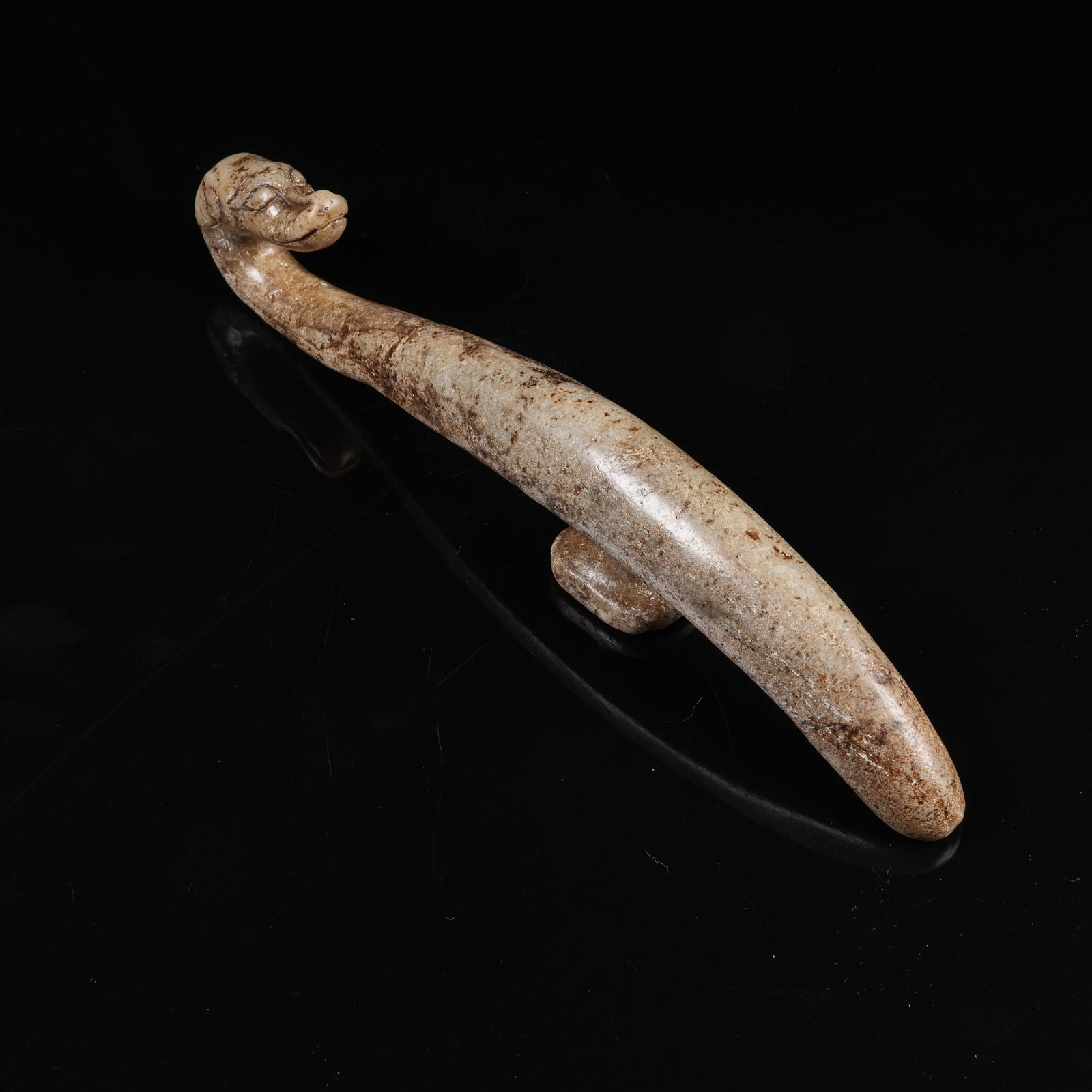A ARCHAIC JADE DRAGON HEAD BELT HOOK: Archaic Jade Dragon Head Belt Hook