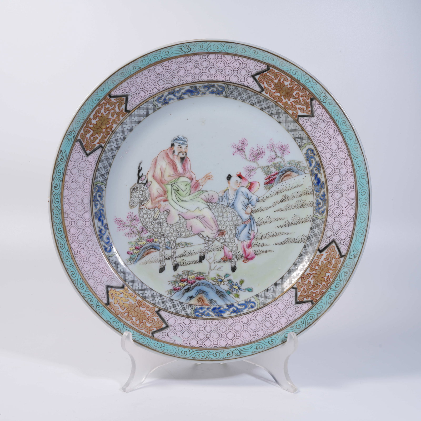 A FAMILLE ROSE FOLDED-RIM PLATE WITH FIGURE PATTERN: Famille Rose Folded-rim Plate with Figure Pattern