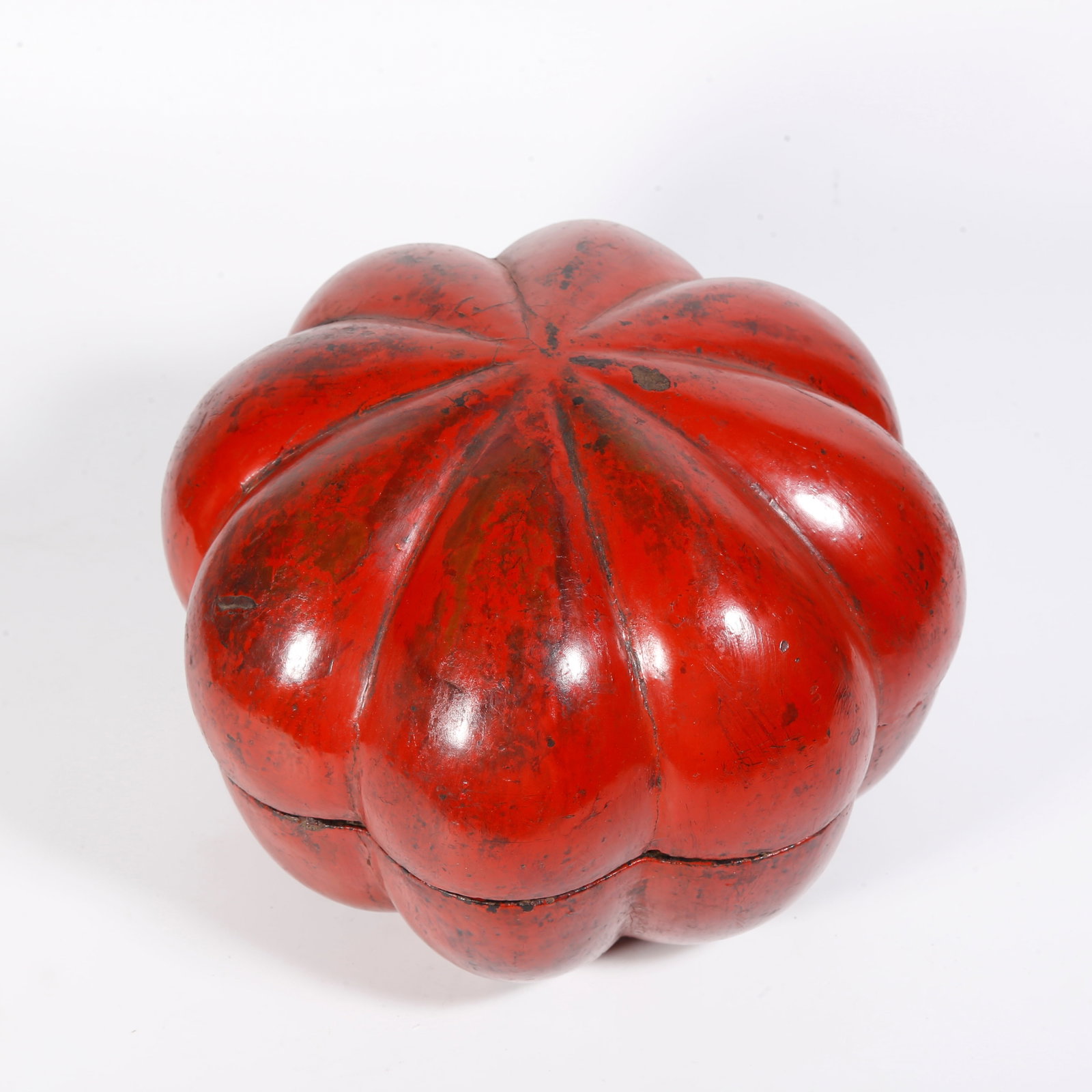 A MELON-RIDGED CARVED LACQUER BOX: Melon-ridged Carved Lacquer Box