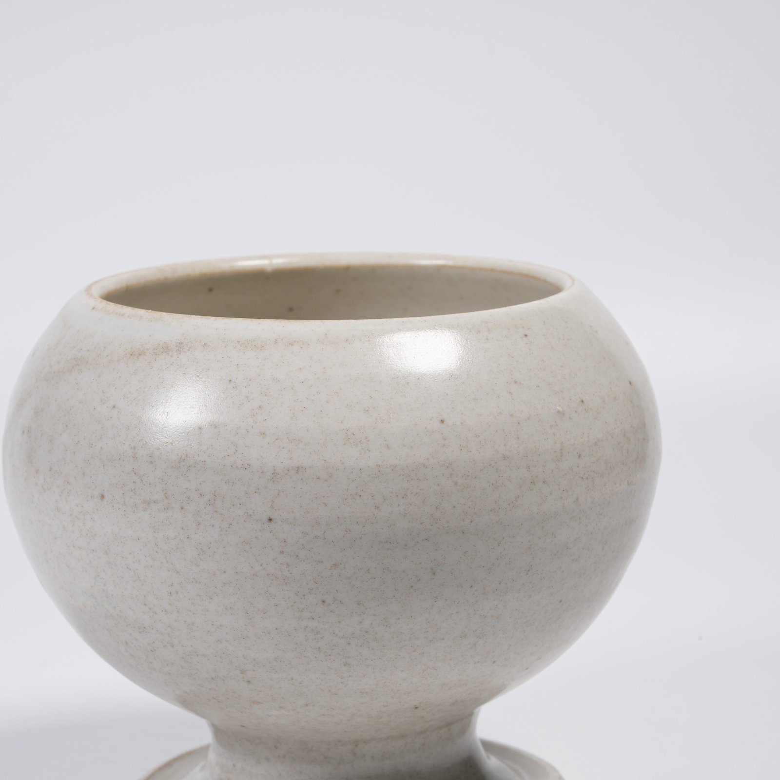 A WHITE GLAZE STEM DISH - 5
