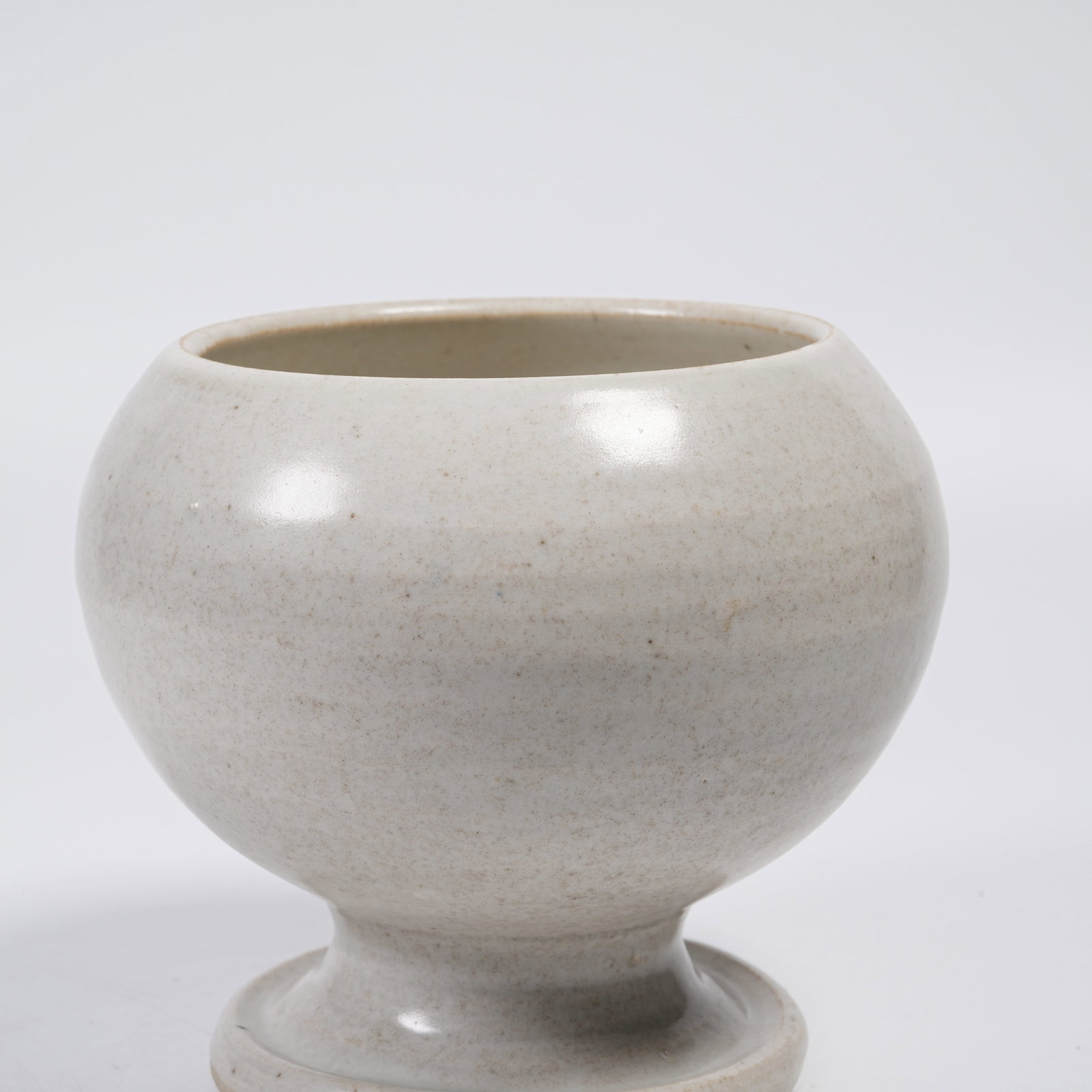 A WHITE GLAZE STEM DISH - 7