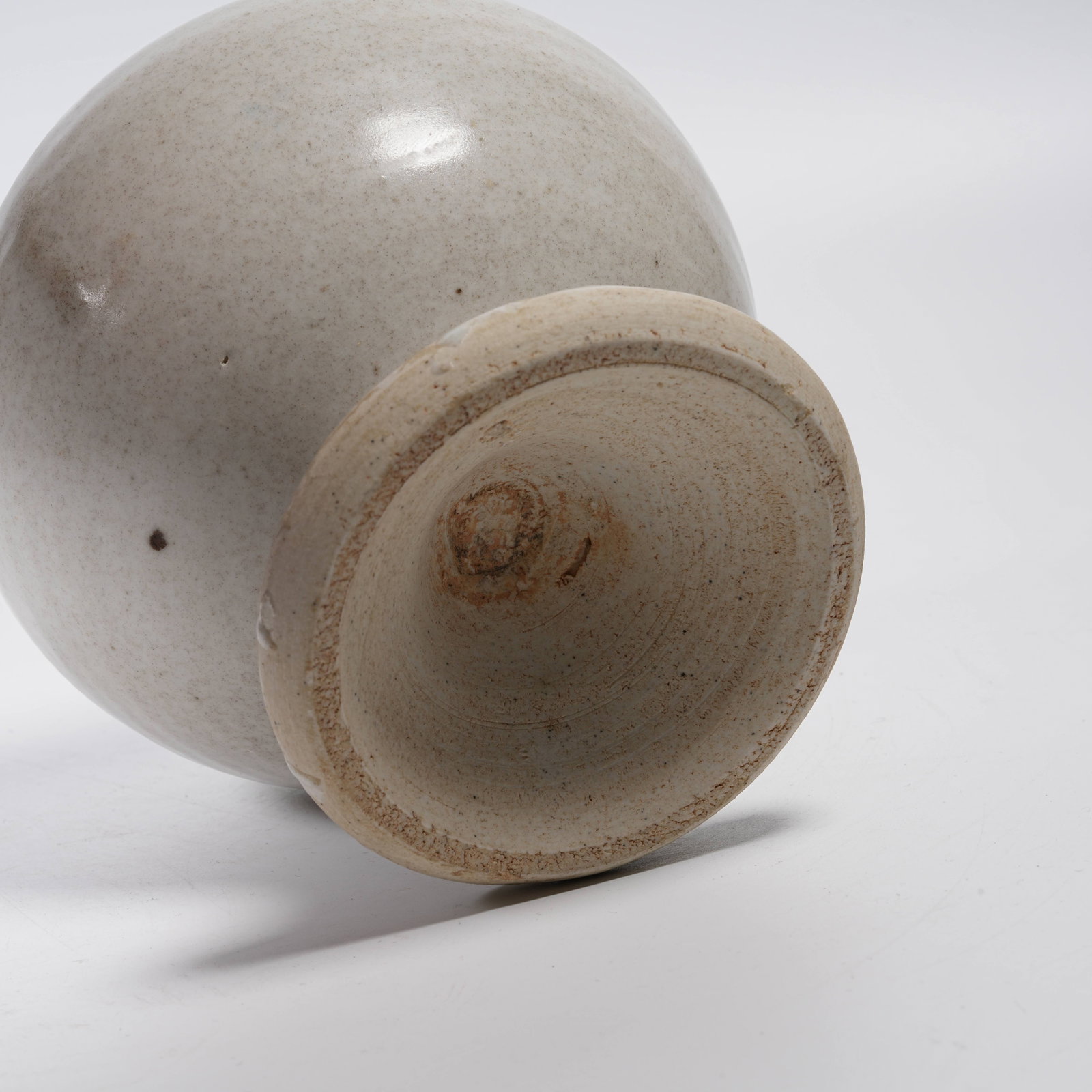 A WHITE GLAZE STEM DISH - 9