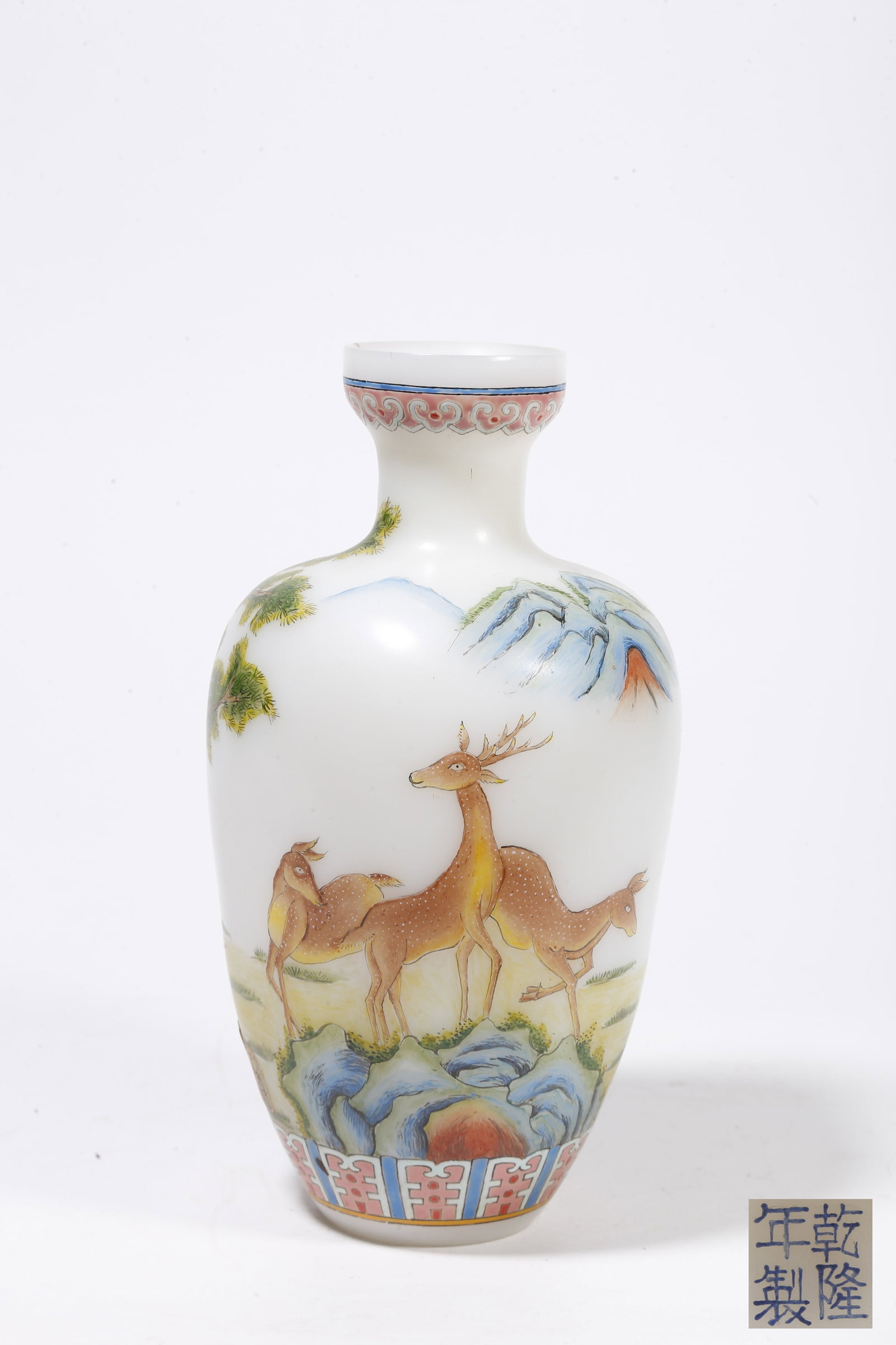 A GLASS APPRECIATION VASE WITH DEER PATTERNS: Glass Appreciation Vase with Deer Patterns
