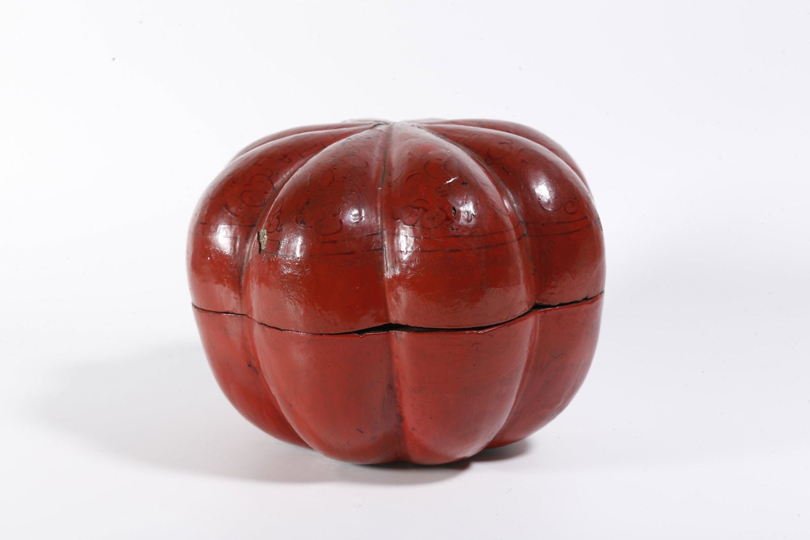 A CARVED LACQUER BOX - 2