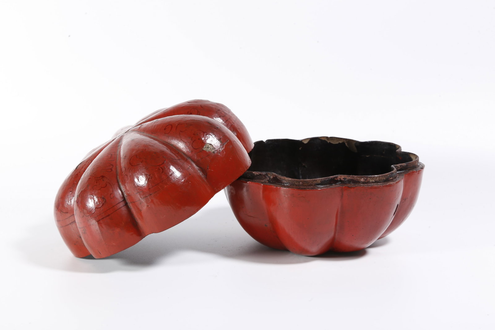 A CARVED LACQUER BOX - 5
