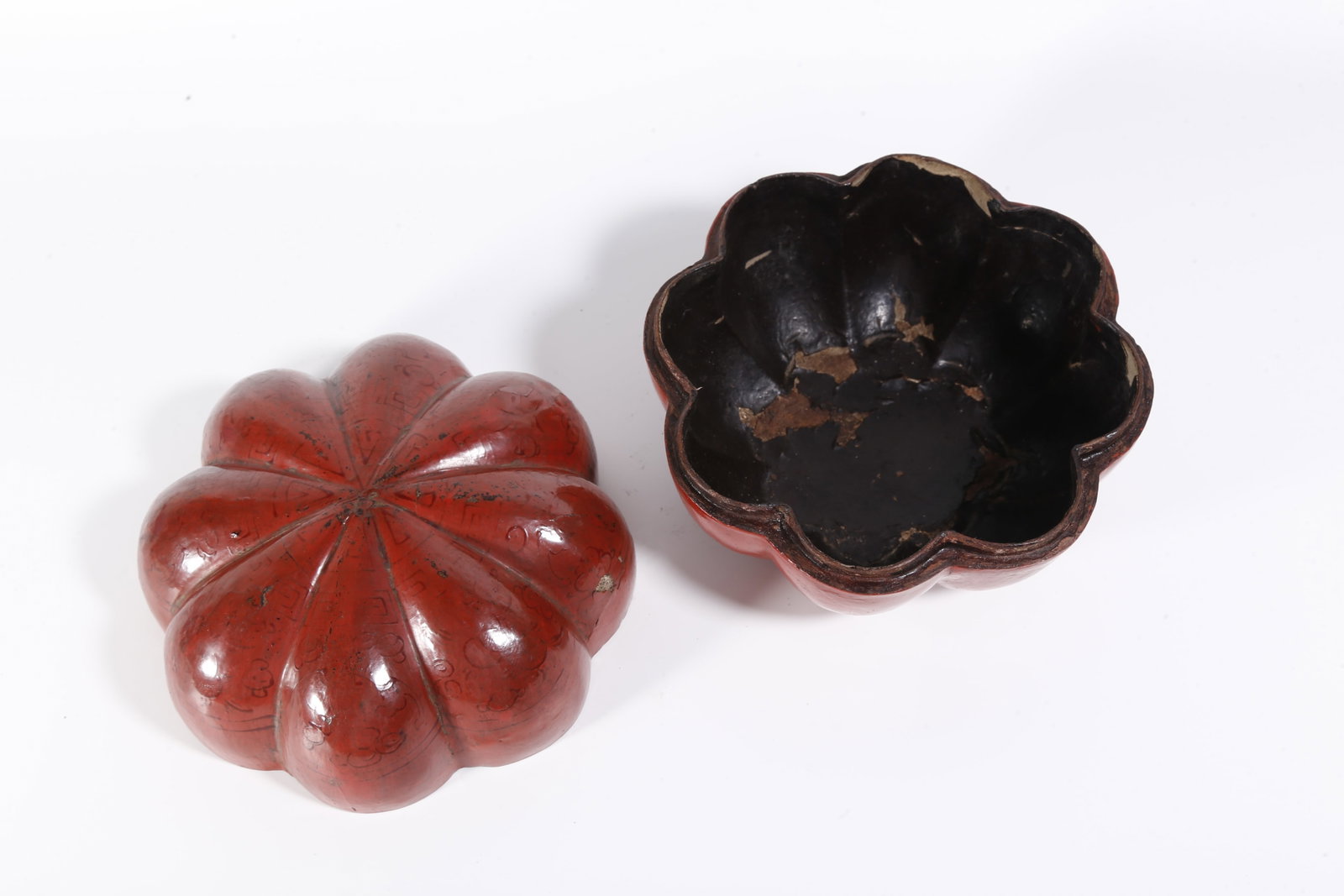 A CARVED LACQUER BOX - 6