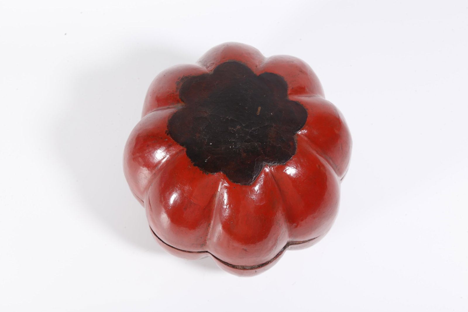 A CARVED LACQUER BOX - 8