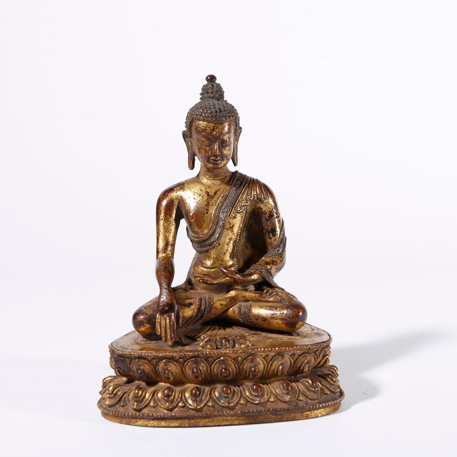 A GILT BRONZE STATUE OF SHAKYAMUNI: Gilt Bronze Statue of Shakyamuni