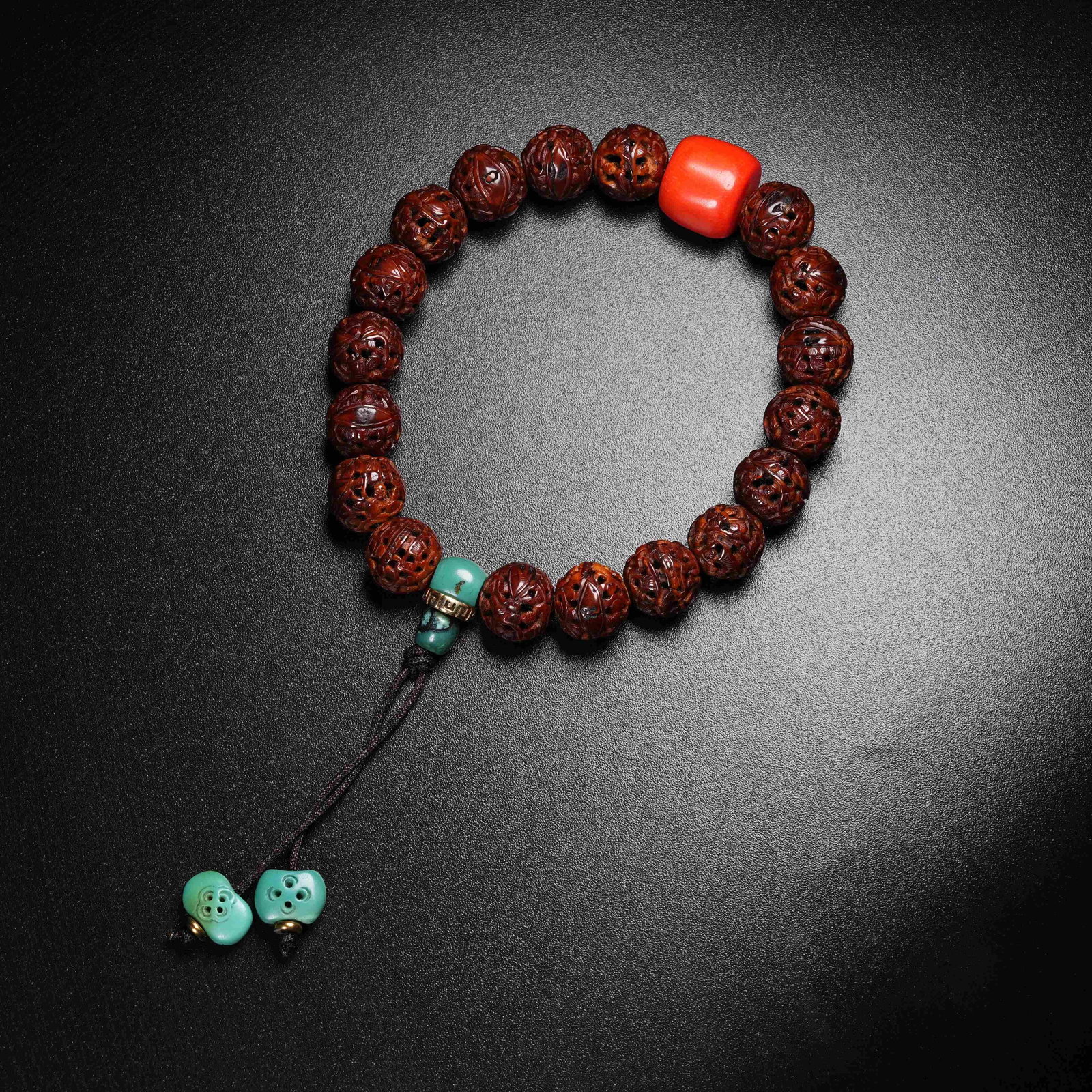 A CARVED PHOENIX EYE BODHI HAND STRING WITH FIGURE MOTIFS: Carved Phoenix Eye Bodhi Hand String with Figure Motifs