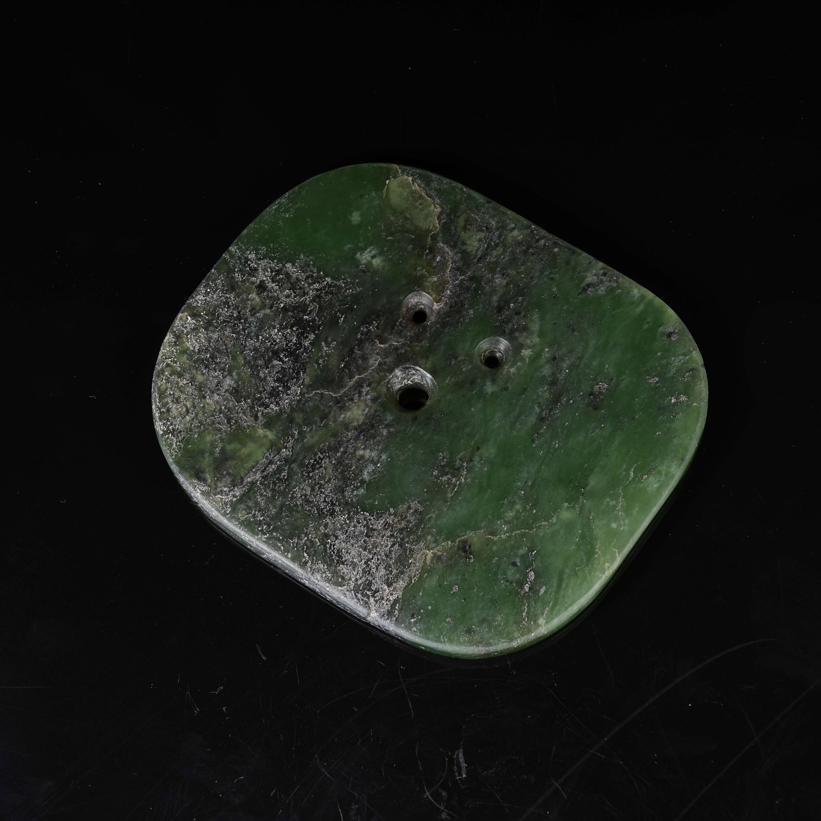 A GREEN NEPHRITE BELT ORNAMENT: Green Nephrite Belt Ornament