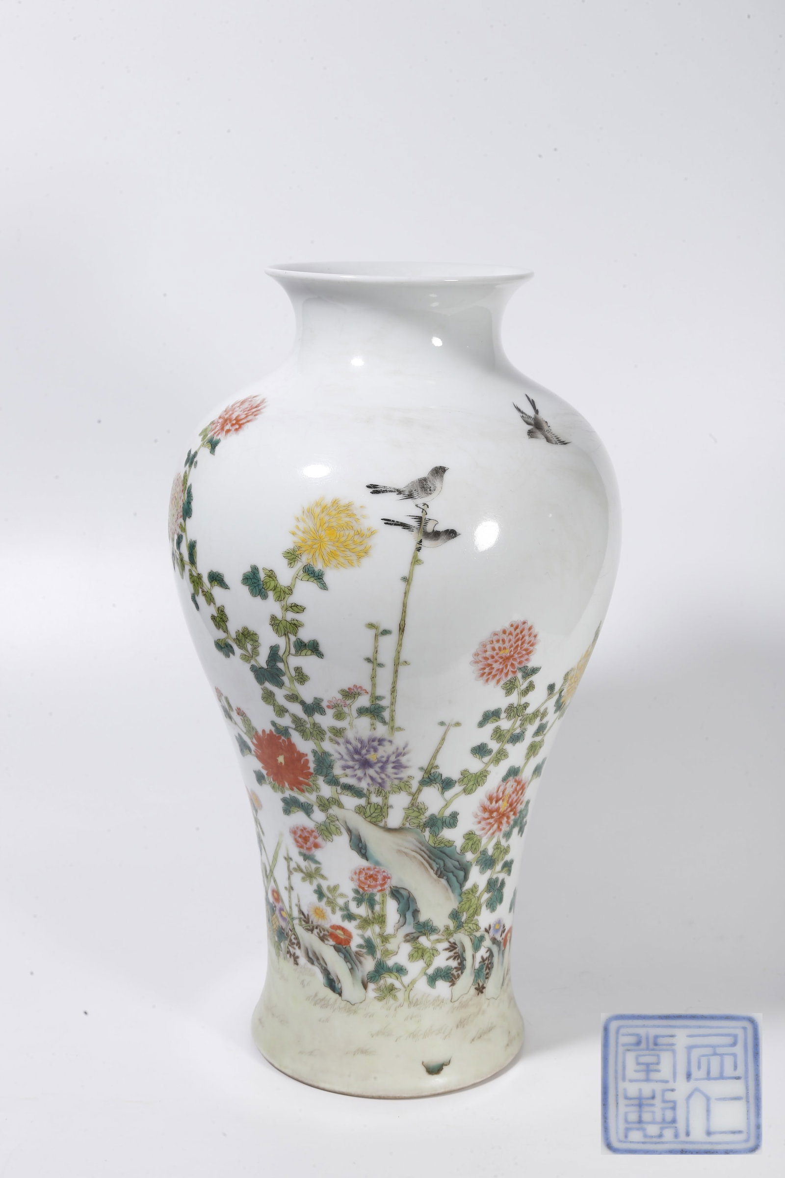 A FAMILLE ROSE VASE WITH FLOWER AND BIRD PATTERN (1 of 9)
