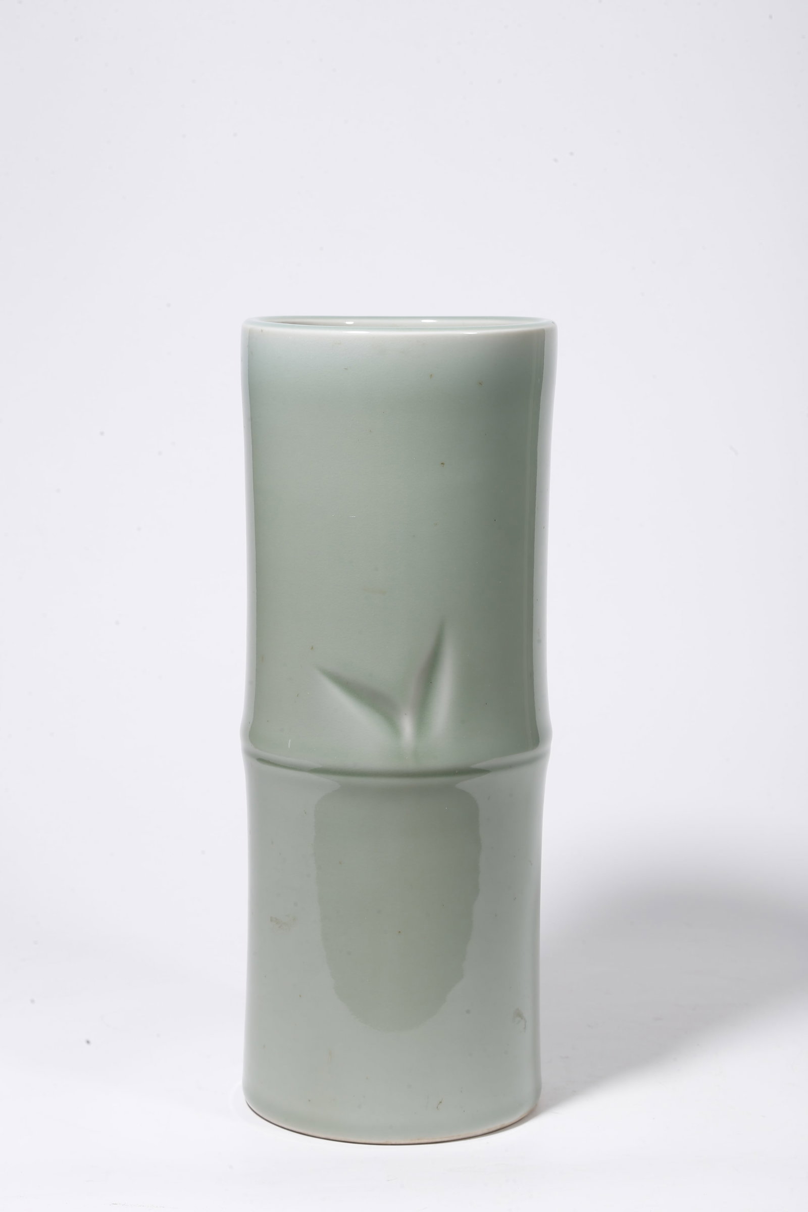 A PEA GREEN GLAZE BAMBOO-JOINT SHAPED HAT CYLINDER (1 of 9)