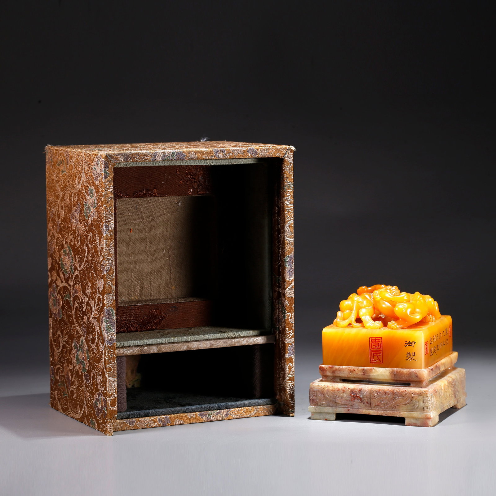 A SEAL WITH DOUBLE DRAGON KNOB CARVED FROM SHOUSHAN TIANHUANG STONE: Seal with Double Dragon Knob Carved from Shoushan Tianhuang Stone