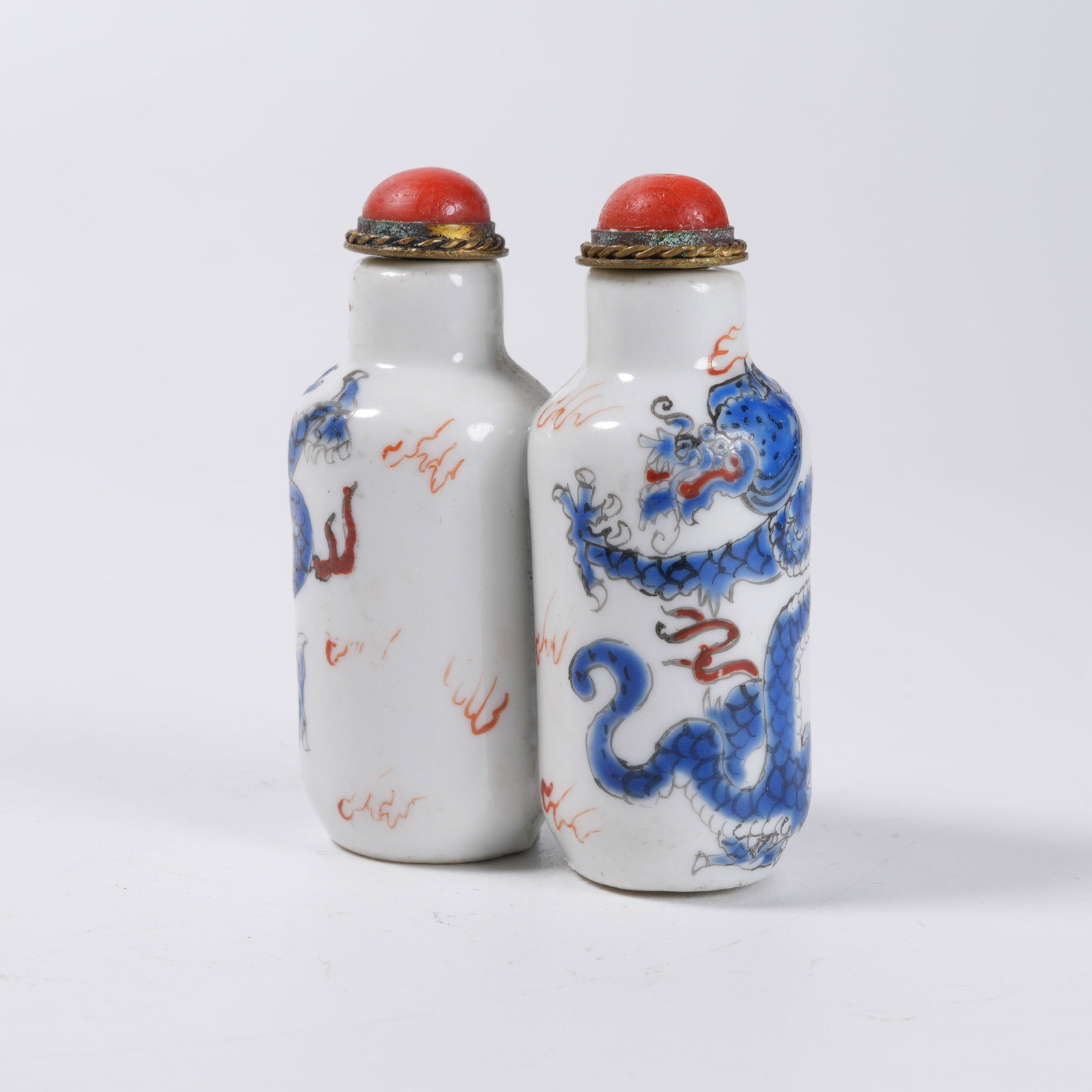 A BLUE AND WHITE IRON-RED CONJOINED SNUFF BOTTLE WITH CLOUD AND DRAGON PATTERN (1 of 10)