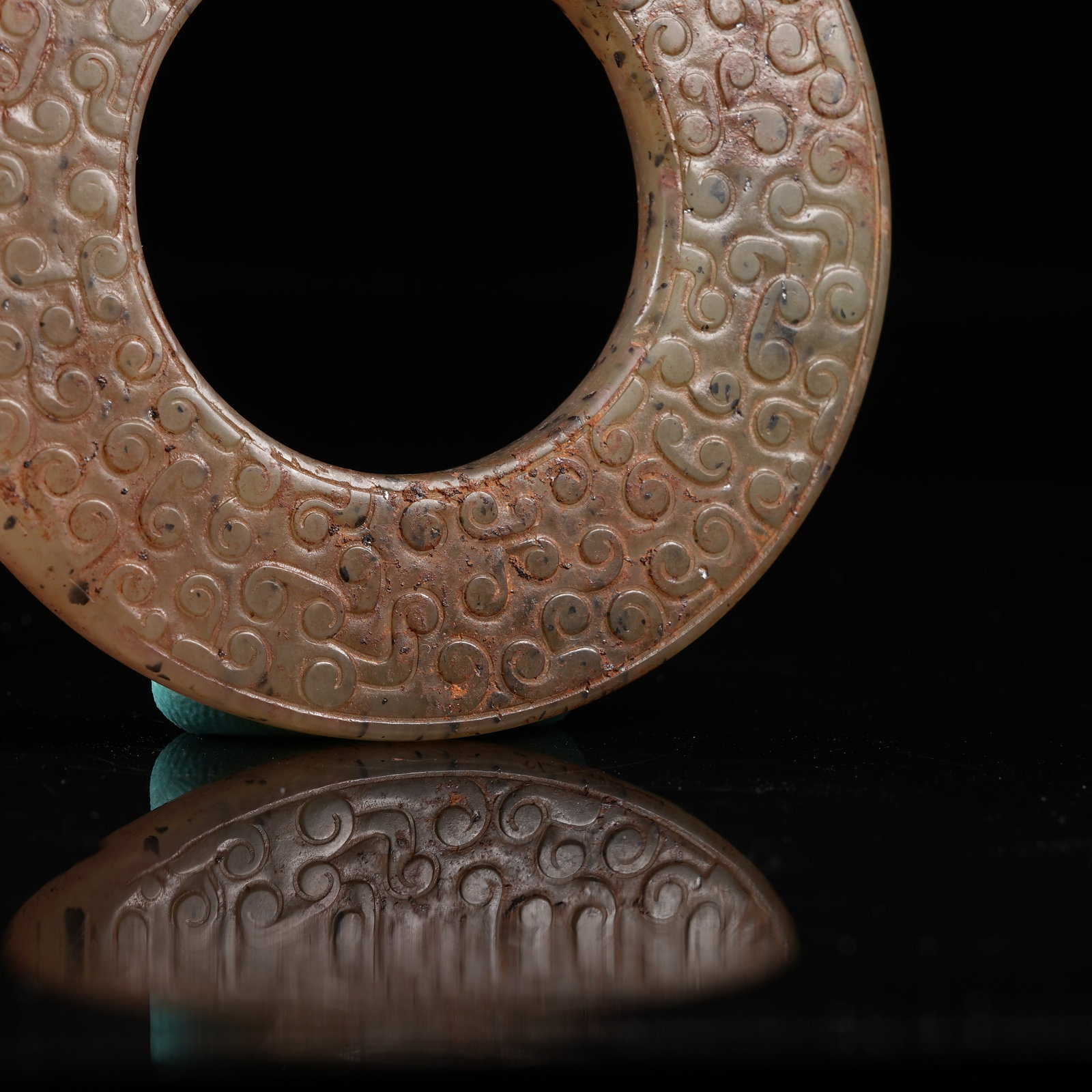 A ARCHAIC JADE BI DISC WITH INTERLOCKING CLOUD PATTERN - 4