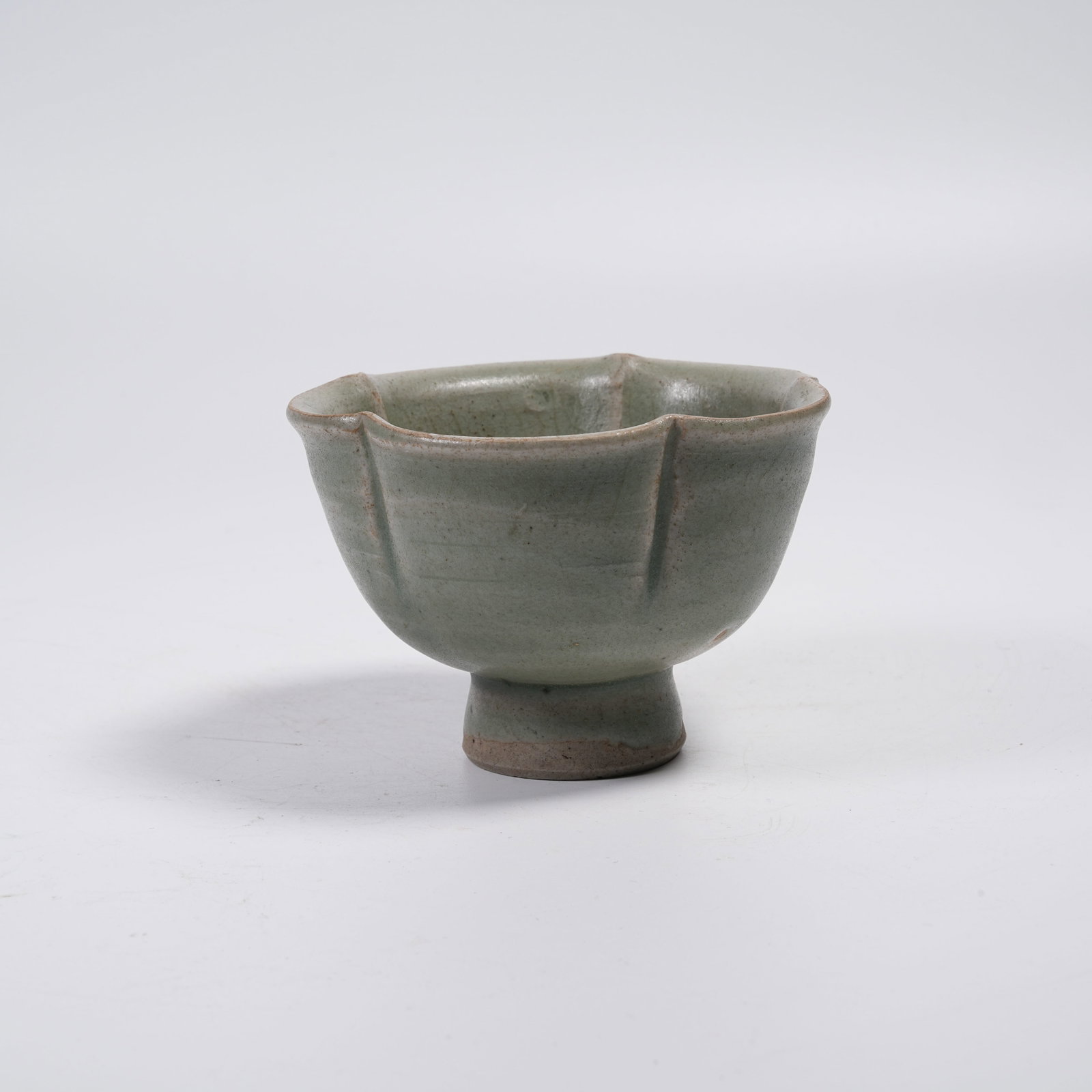 A YUEYAO FLORAL-RIM CUP: Yueyao Floral-rim Cup