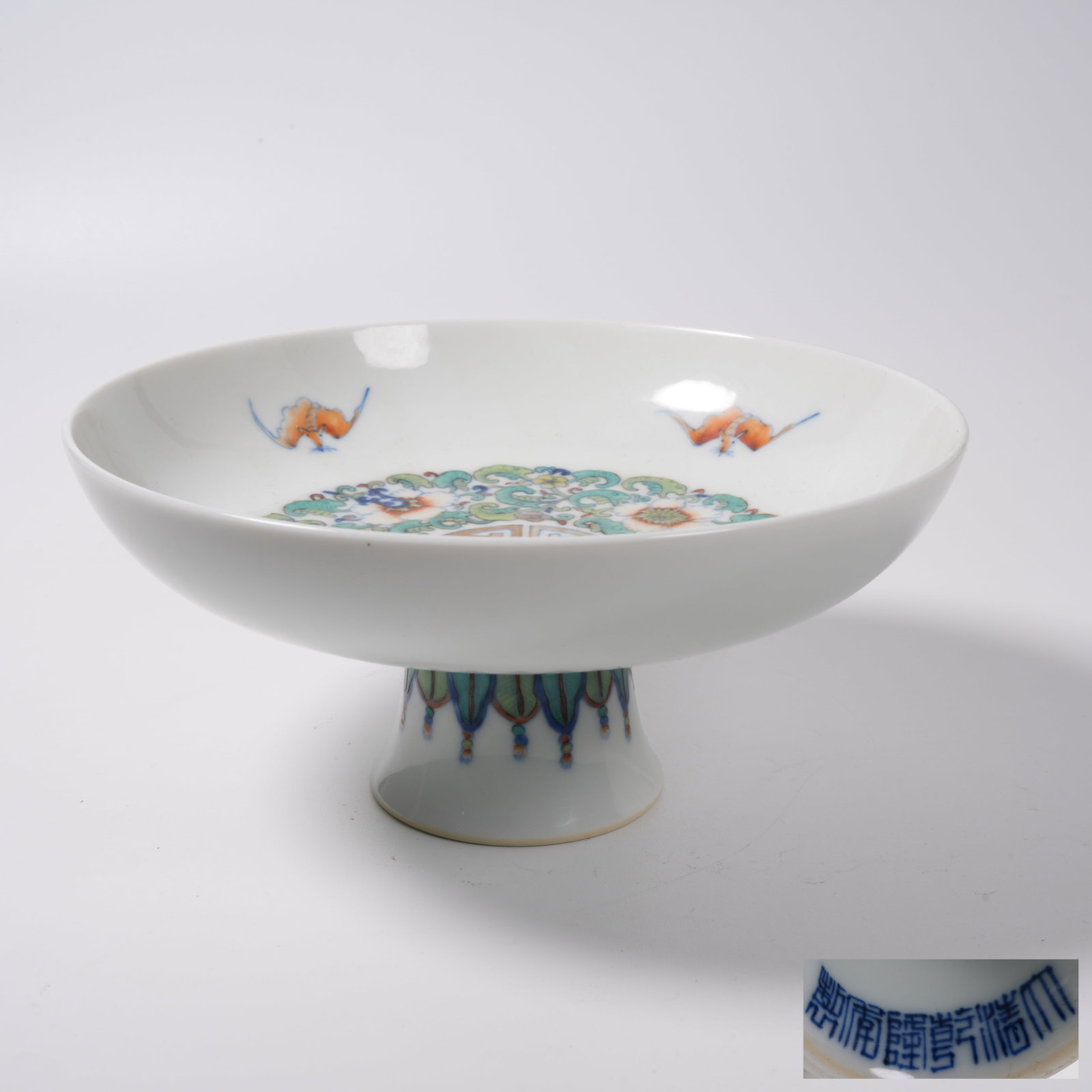 A DOUCAI STEM PLATE WITH INTERLOCKING FLORAL PATTERN (1 of 10)