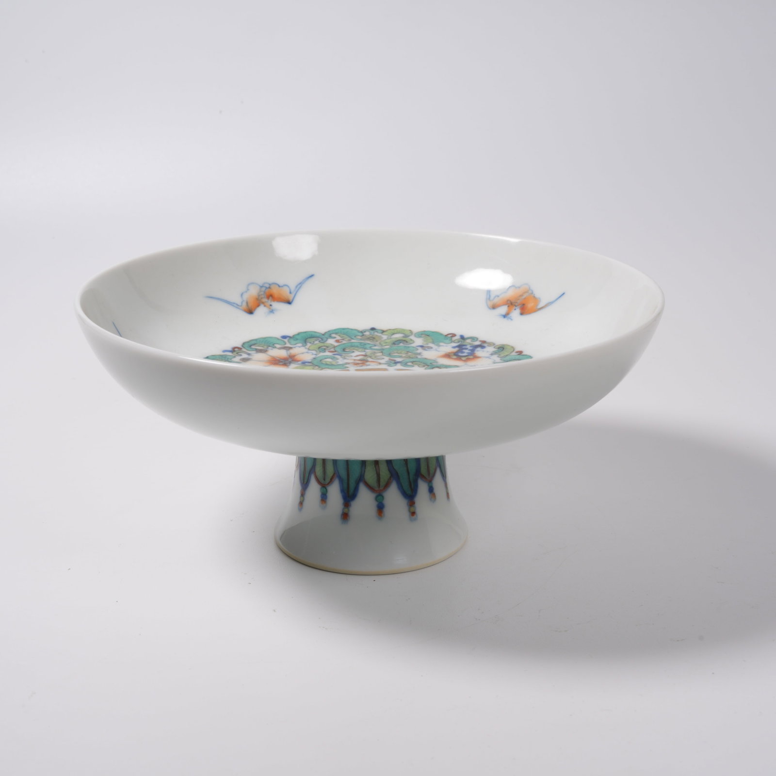 A DOUCAI STEM PLATE WITH INTERLOCKING FLORAL PATTERN - 2