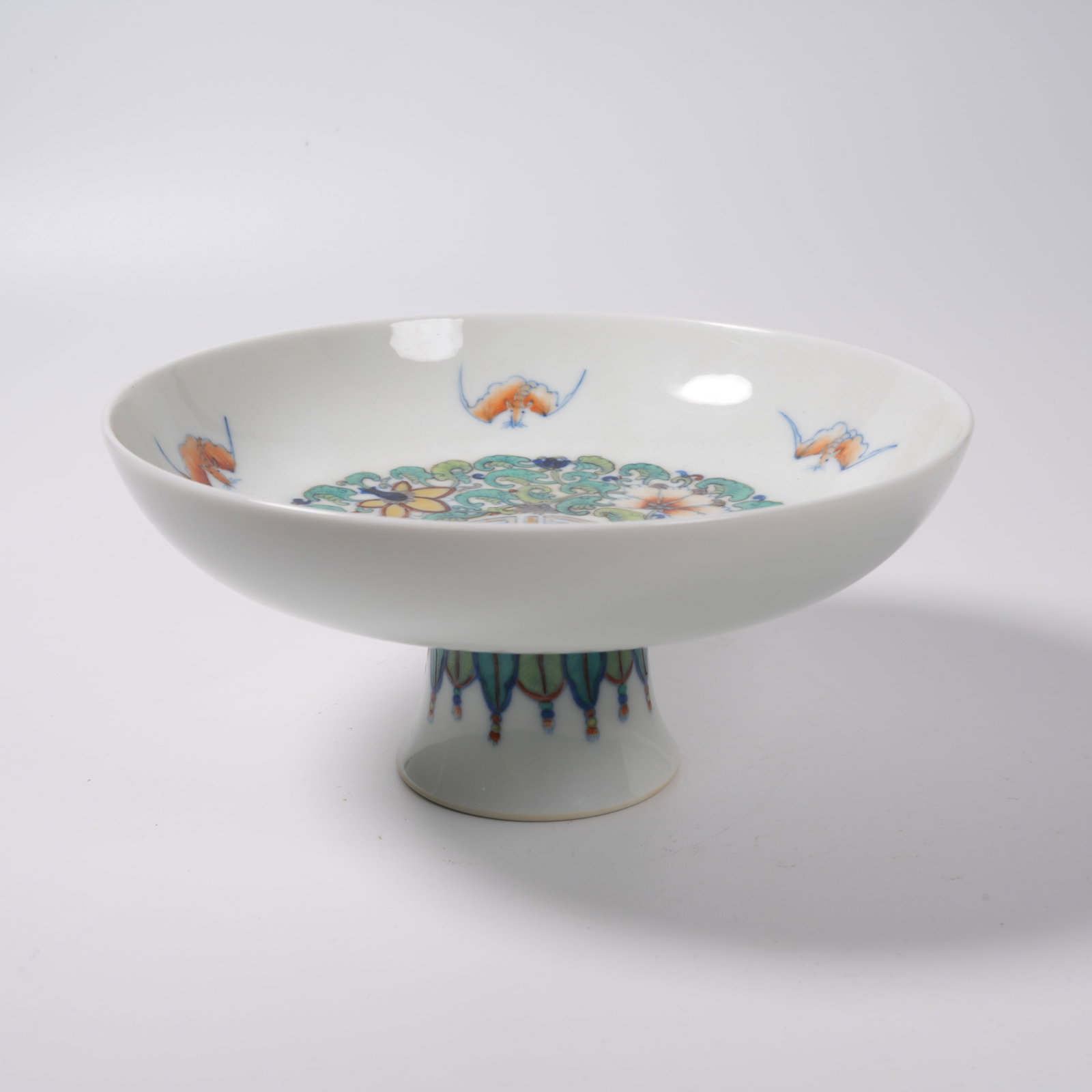 A DOUCAI STEM PLATE WITH INTERLOCKING FLORAL PATTERN - 3