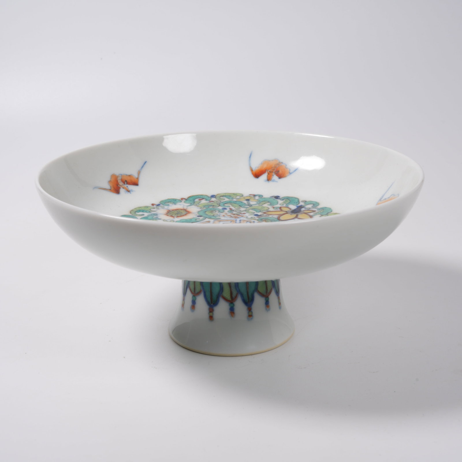 A DOUCAI STEM PLATE WITH INTERLOCKING FLORAL PATTERN - 4