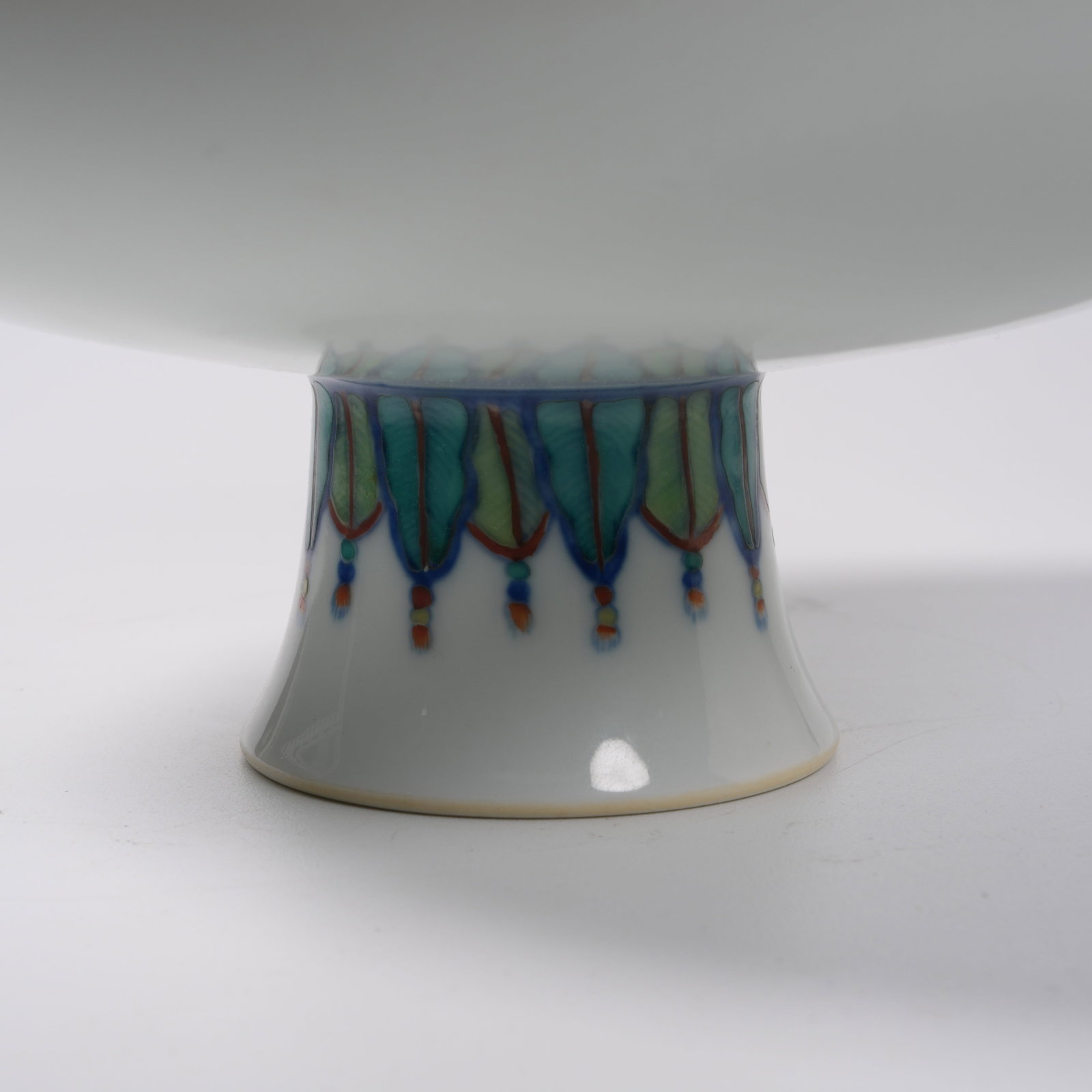 A DOUCAI STEM PLATE WITH INTERLOCKING FLORAL PATTERN - 5