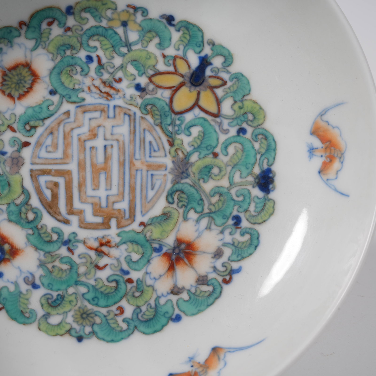 A DOUCAI STEM PLATE WITH INTERLOCKING FLORAL PATTERN - 6