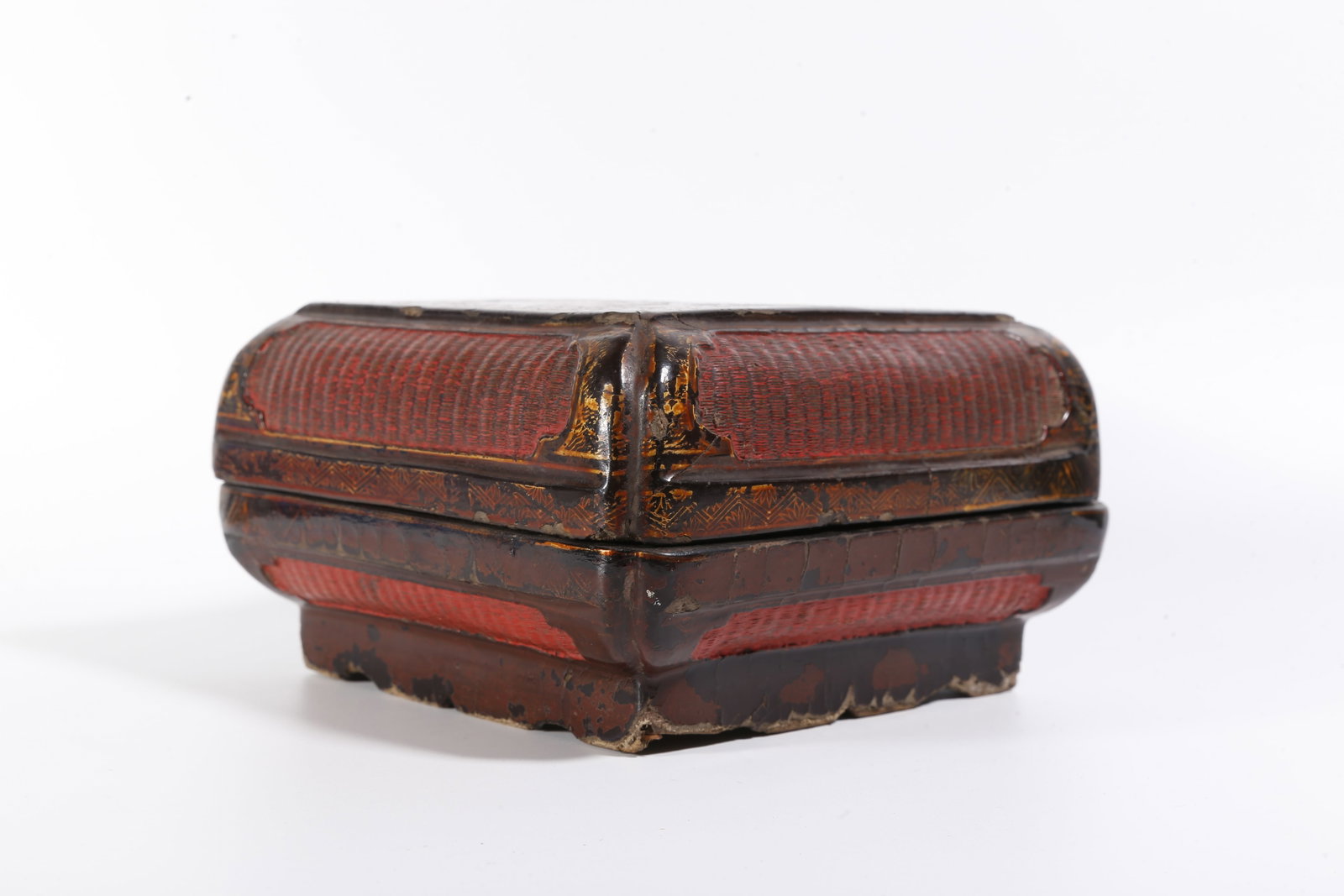 A GILT RAW LACQUER BOX WITH PAVILION PATTERN - 6