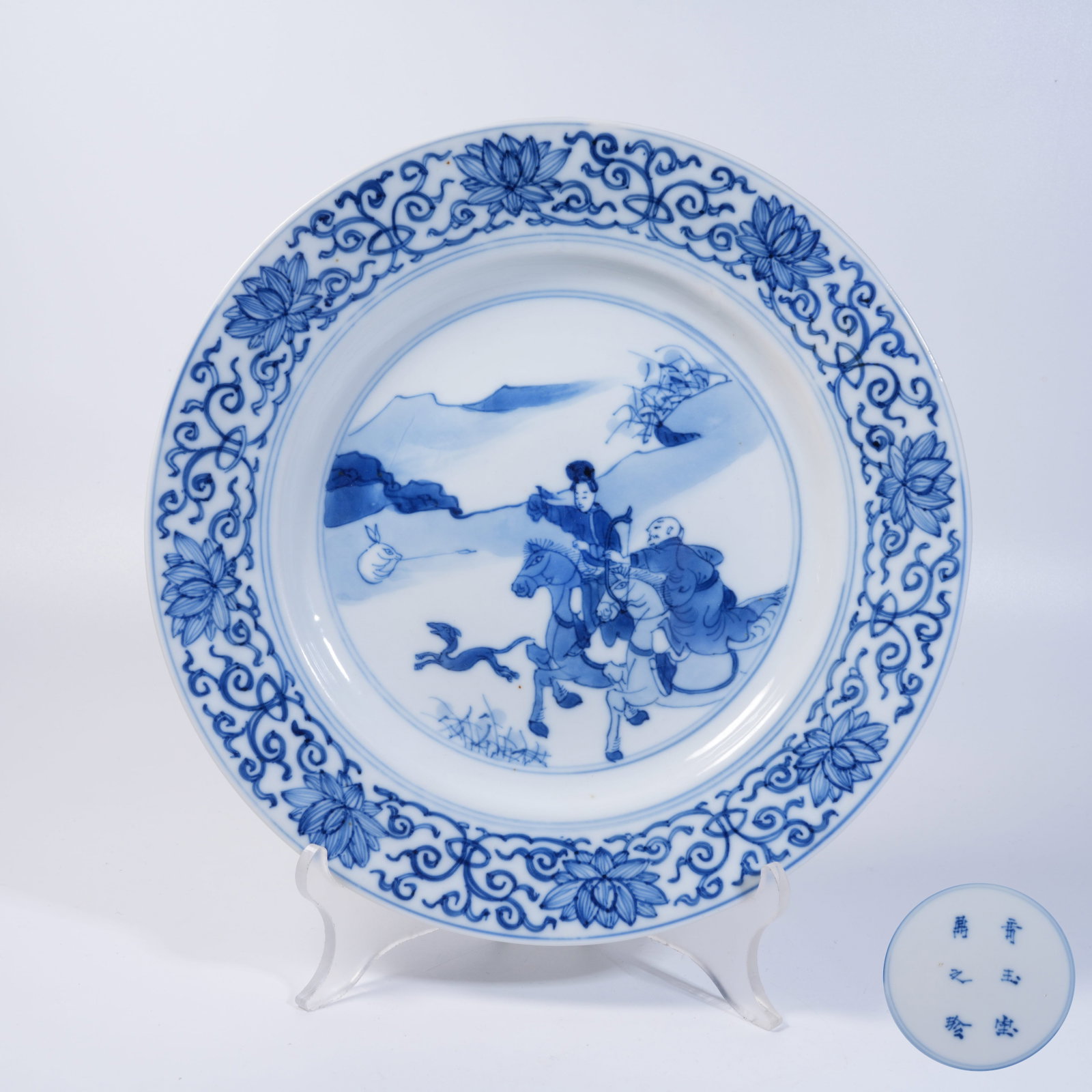 A BLUE AND WHITE FOLDED-RIM PLATE WITH HUNTING SCENE (1 of 9)
