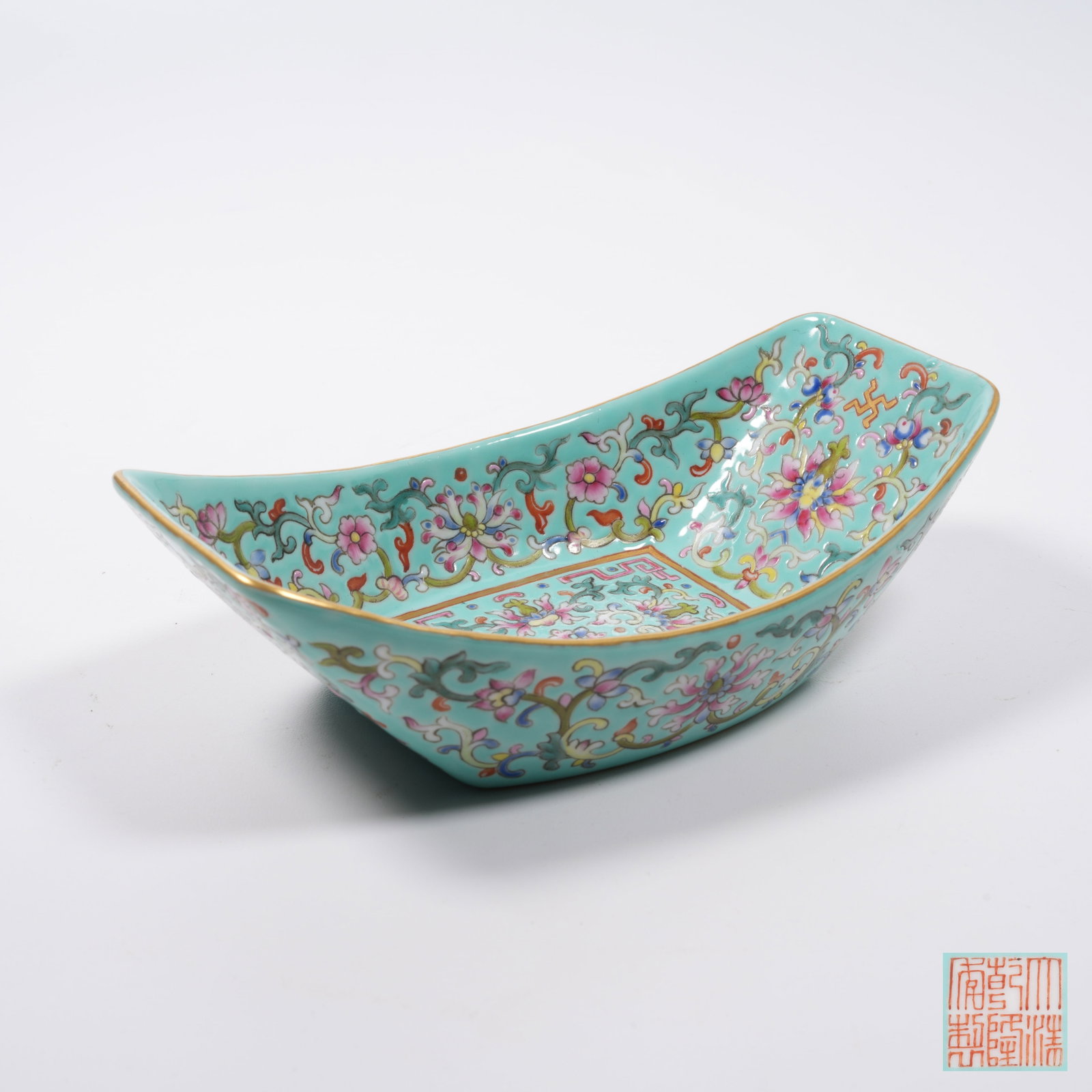 A FAMILLE ROSE TEA TRAY WITH INTERLOCKING FLORAL PATTERN: Famille Rose Tea Tray with Interlocking Floral Pattern