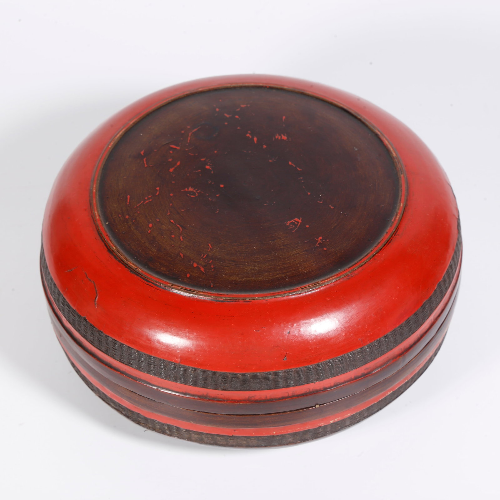 A CARVED LACQUER BOX (1 of 9)