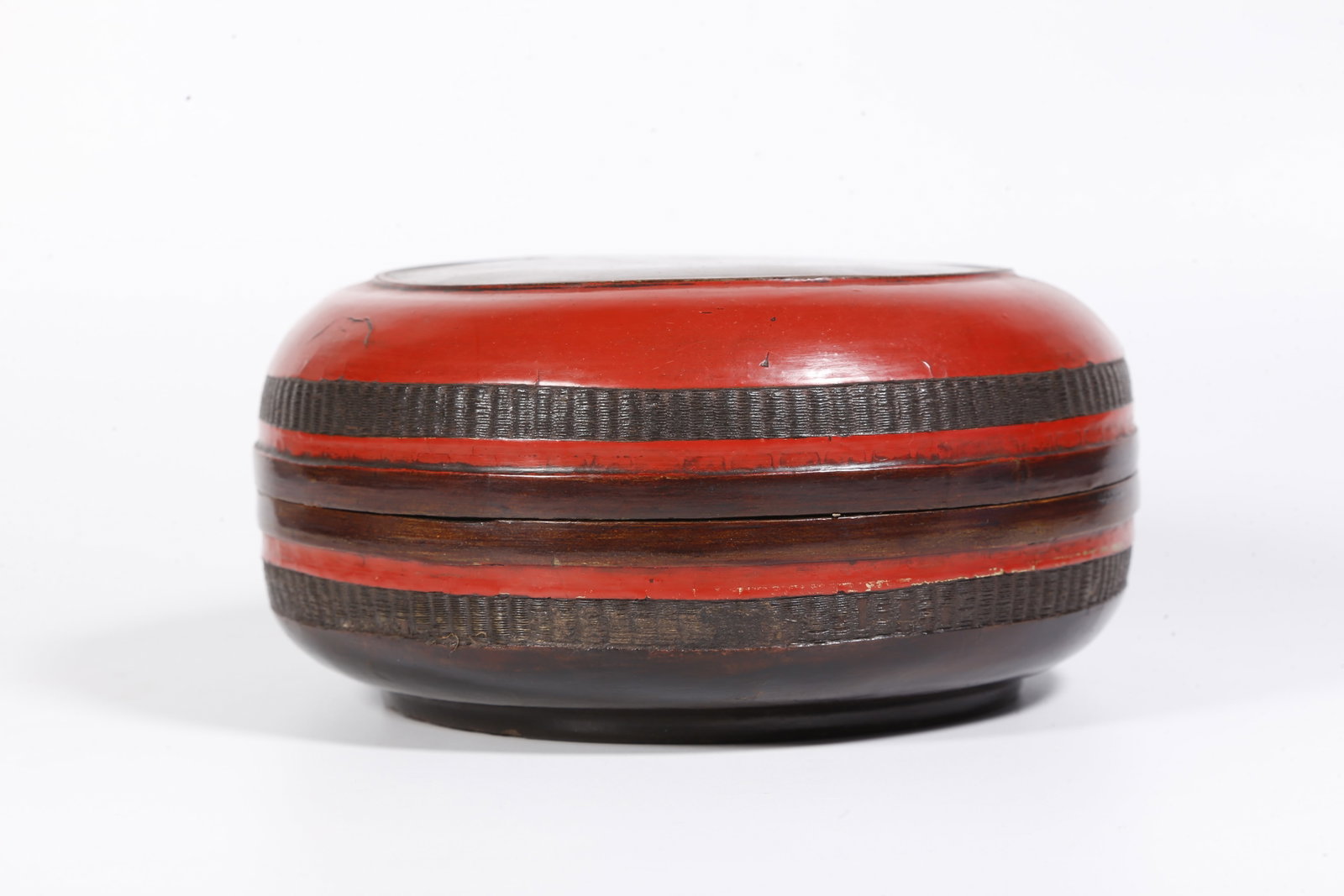 A CARVED LACQUER BOX - 2