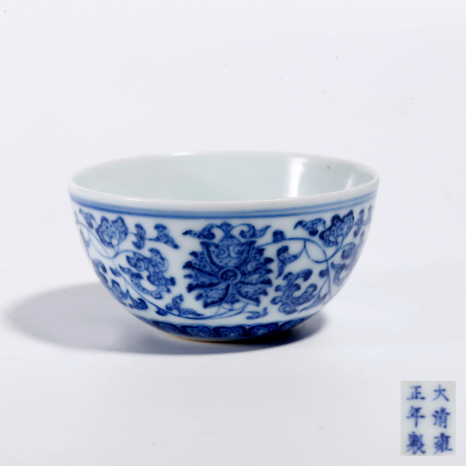 A INTERLOCKING FLORAL PATTERN BLUE AND WHITE CUP: Interlocking Floral Pattern Blue and White Cup