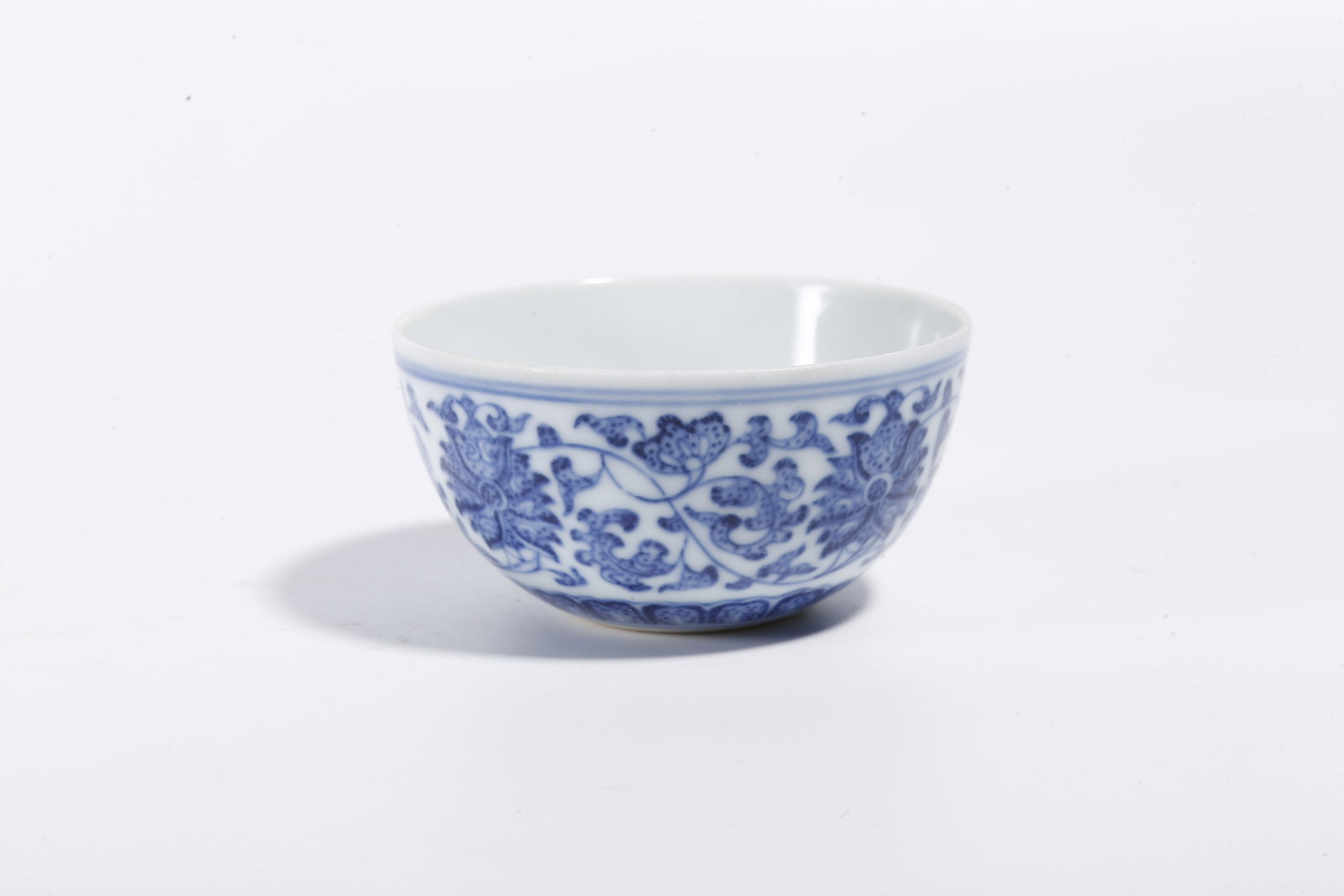 A INTERLOCKING FLORAL PATTERN BLUE AND WHITE CUP - 2