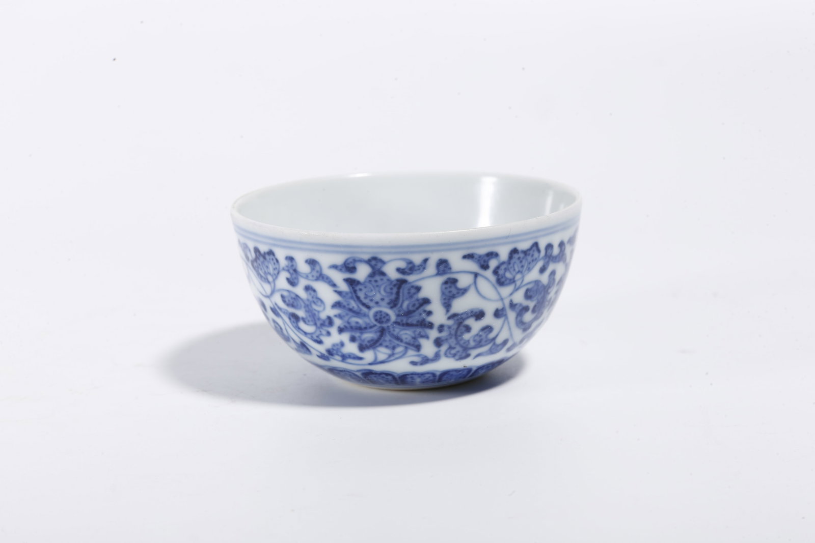A INTERLOCKING FLORAL PATTERN BLUE AND WHITE CUP - 3
