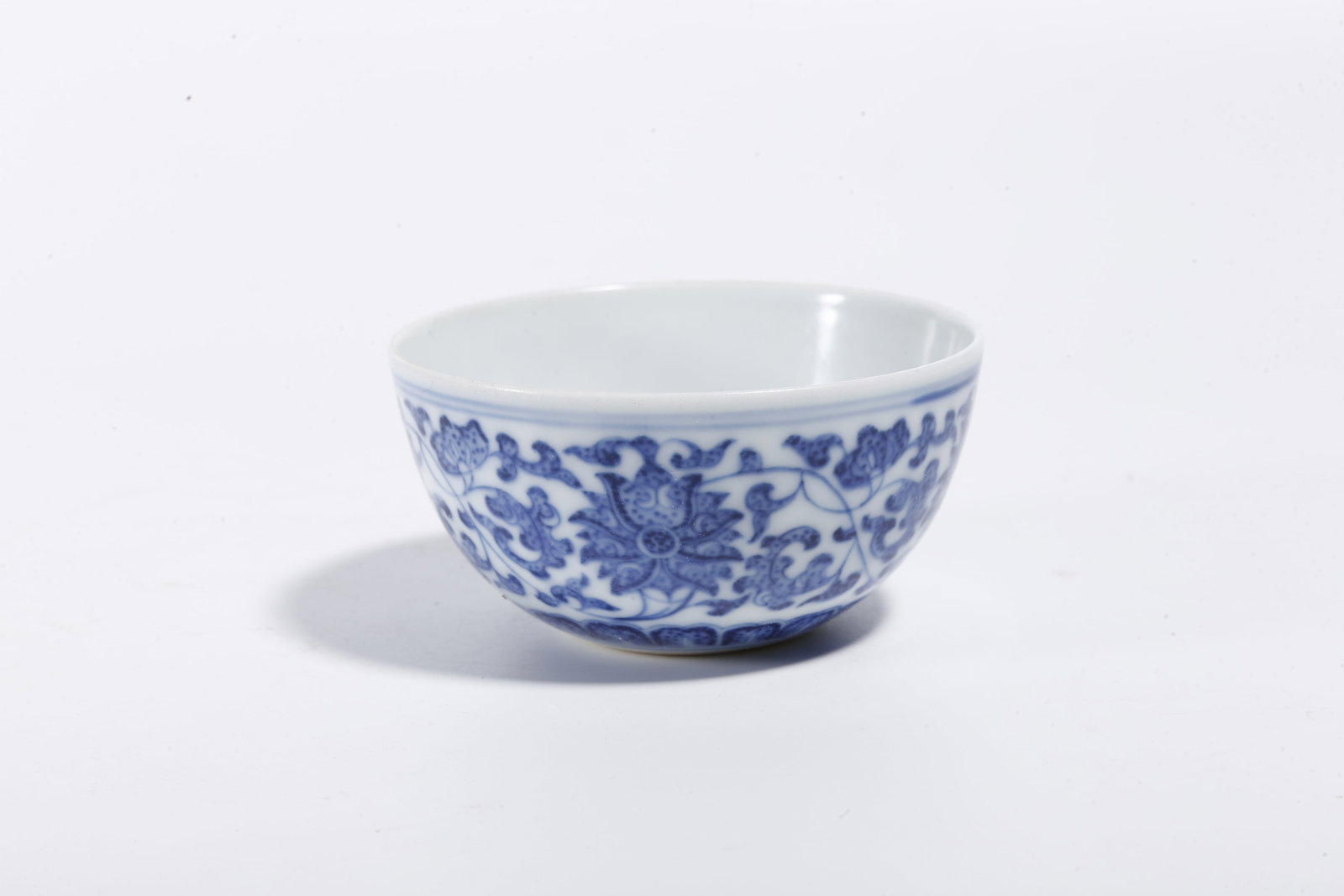 A INTERLOCKING FLORAL PATTERN BLUE AND WHITE CUP - 4