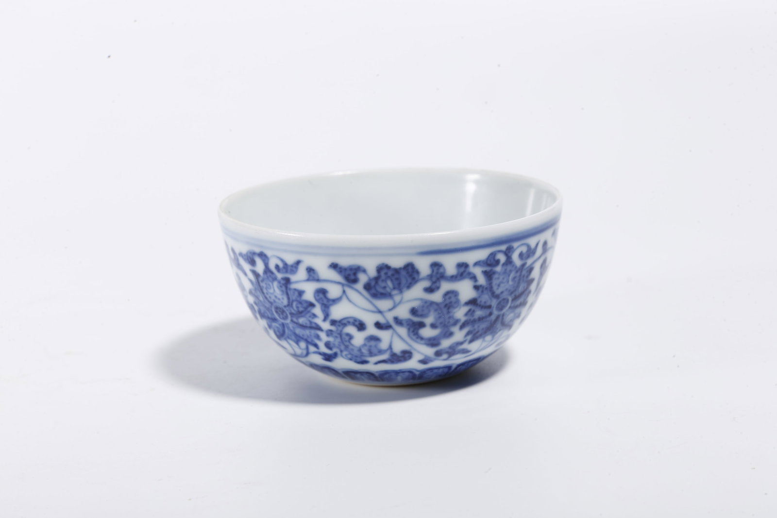 A INTERLOCKING FLORAL PATTERN BLUE AND WHITE CUP - 5