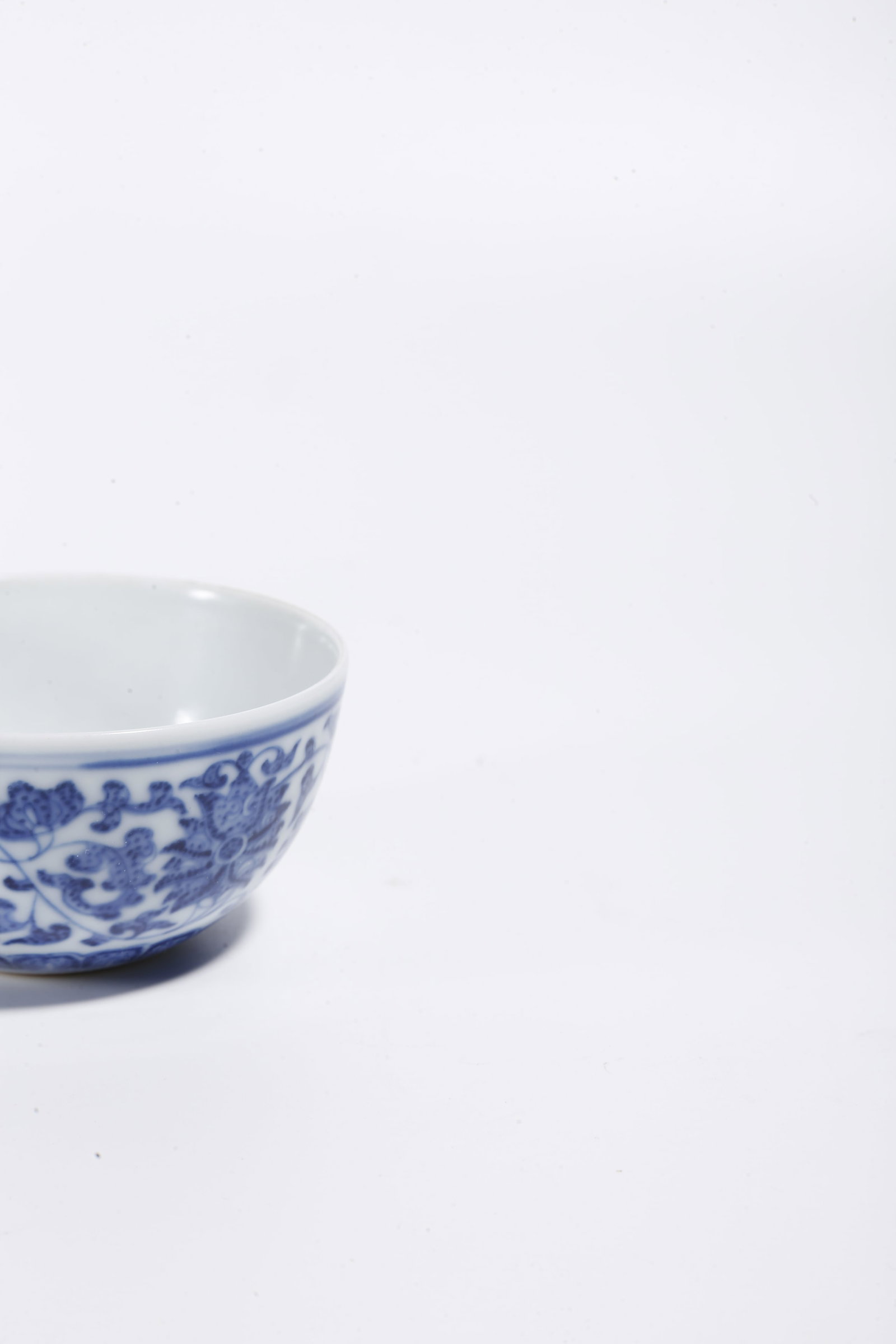 A INTERLOCKING FLORAL PATTERN BLUE AND WHITE CUP - 6