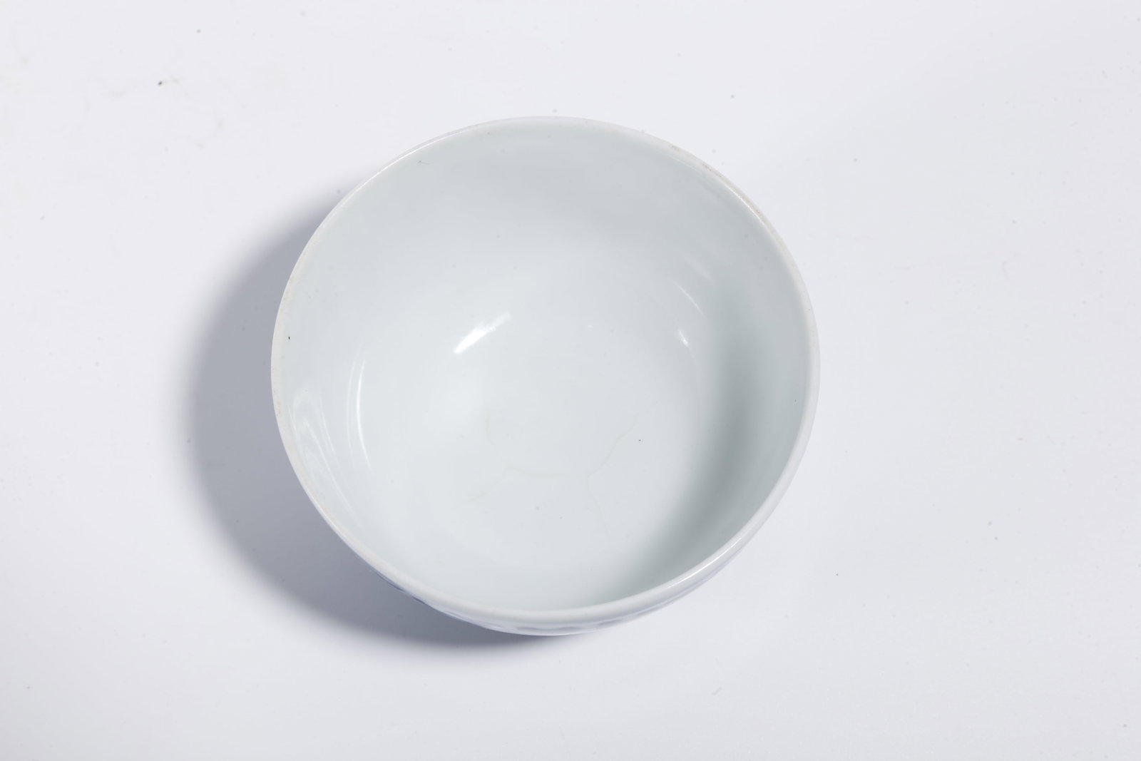 A INTERLOCKING FLORAL PATTERN BLUE AND WHITE CUP - 7