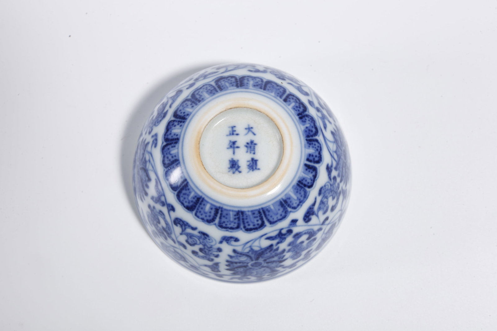 A INTERLOCKING FLORAL PATTERN BLUE AND WHITE CUP - 8