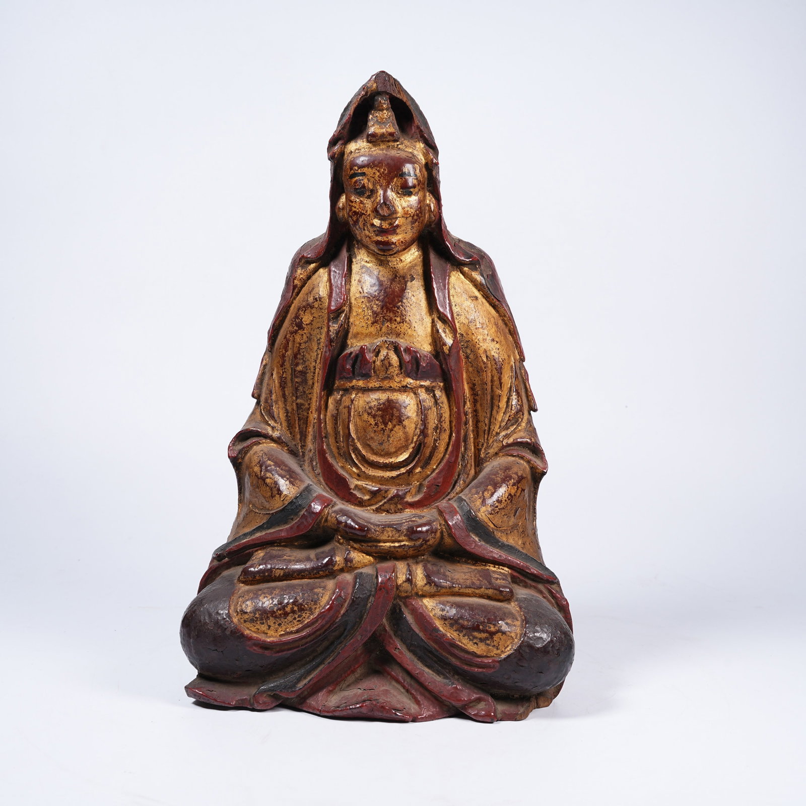 A GOLD-TRACED WOODEN LACQUER SEATED GUANYIN STATUE: Gold-traced Wooden Lacquer Seated Guanyin Statue