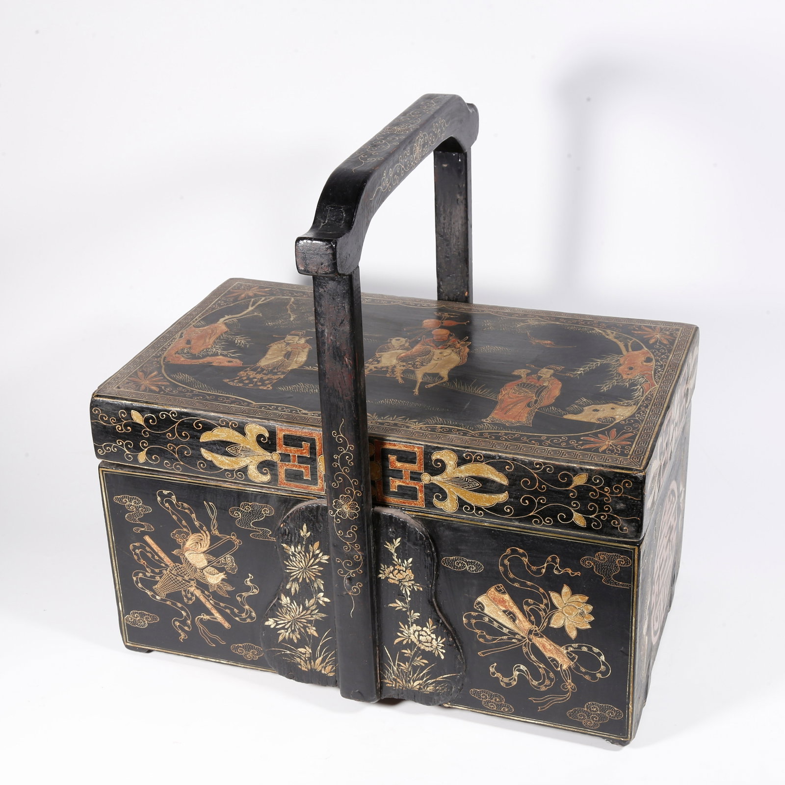 A GOLD-TRACED LACQUER CARRY BOX WITH FIGURE STORY PATTERN: Gold-traced Lacquer Carry Box with Figure Story Pattern